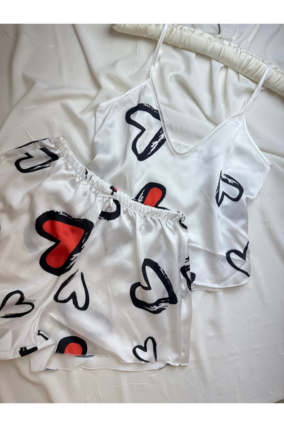 Ayarlanabilir Askılı Saten Pijama Takımı - beyaz kalpli