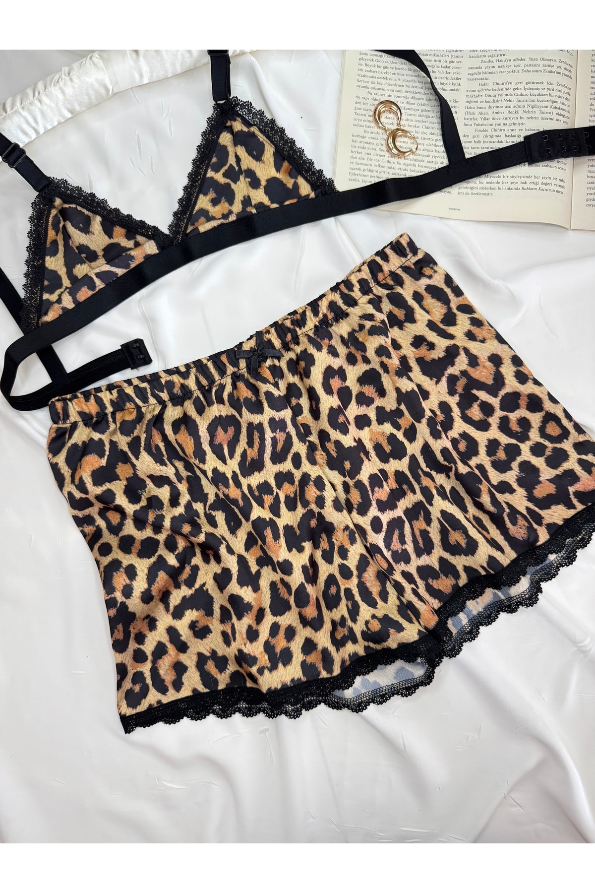 Büyük Leopar Desenli Saten Bralet Şort Pijama Takımı - leopar