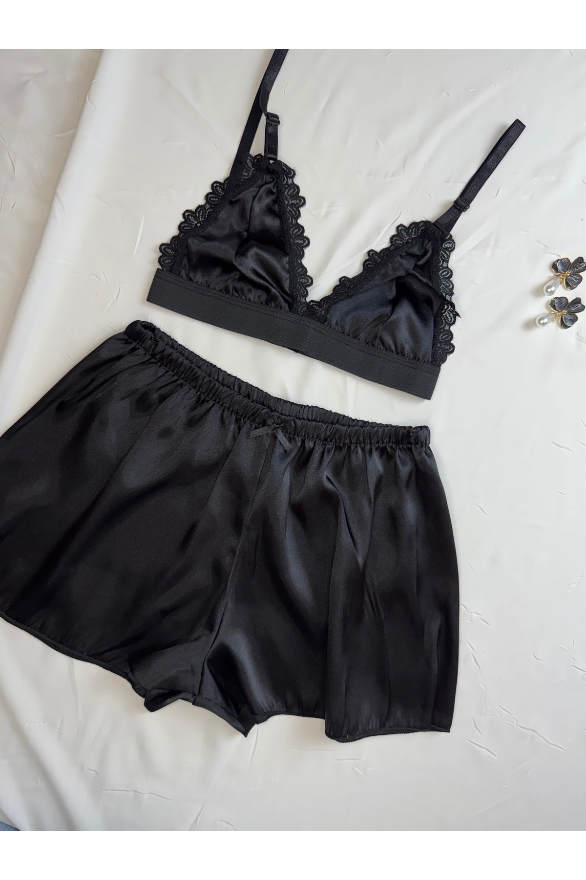 Büyük Leopar Desenli Saten Bralet Şort Pijama Takımı - siyah dantelli
