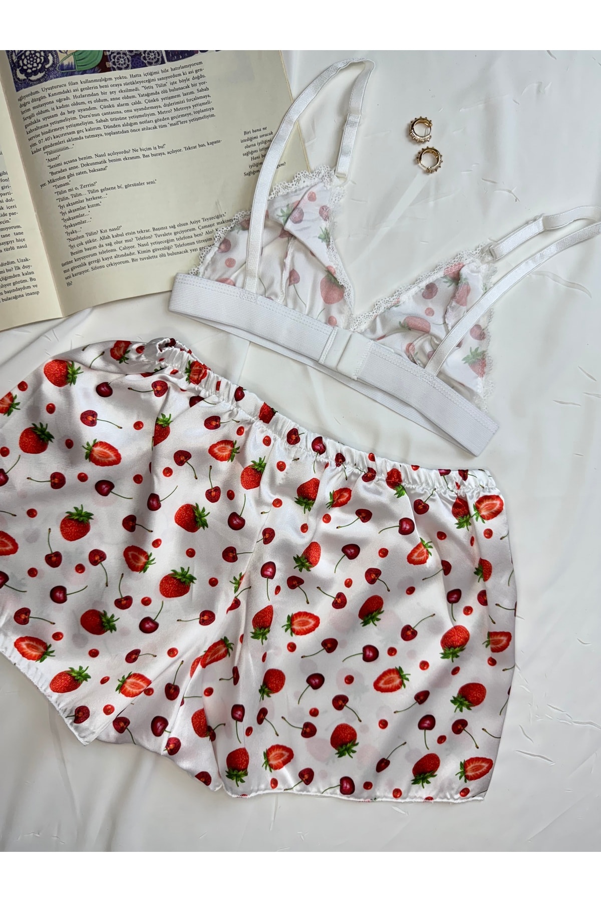 Büyük Leopar Desenli Saten Bralet Şort Pijama Takımı - beyaz çilekli
