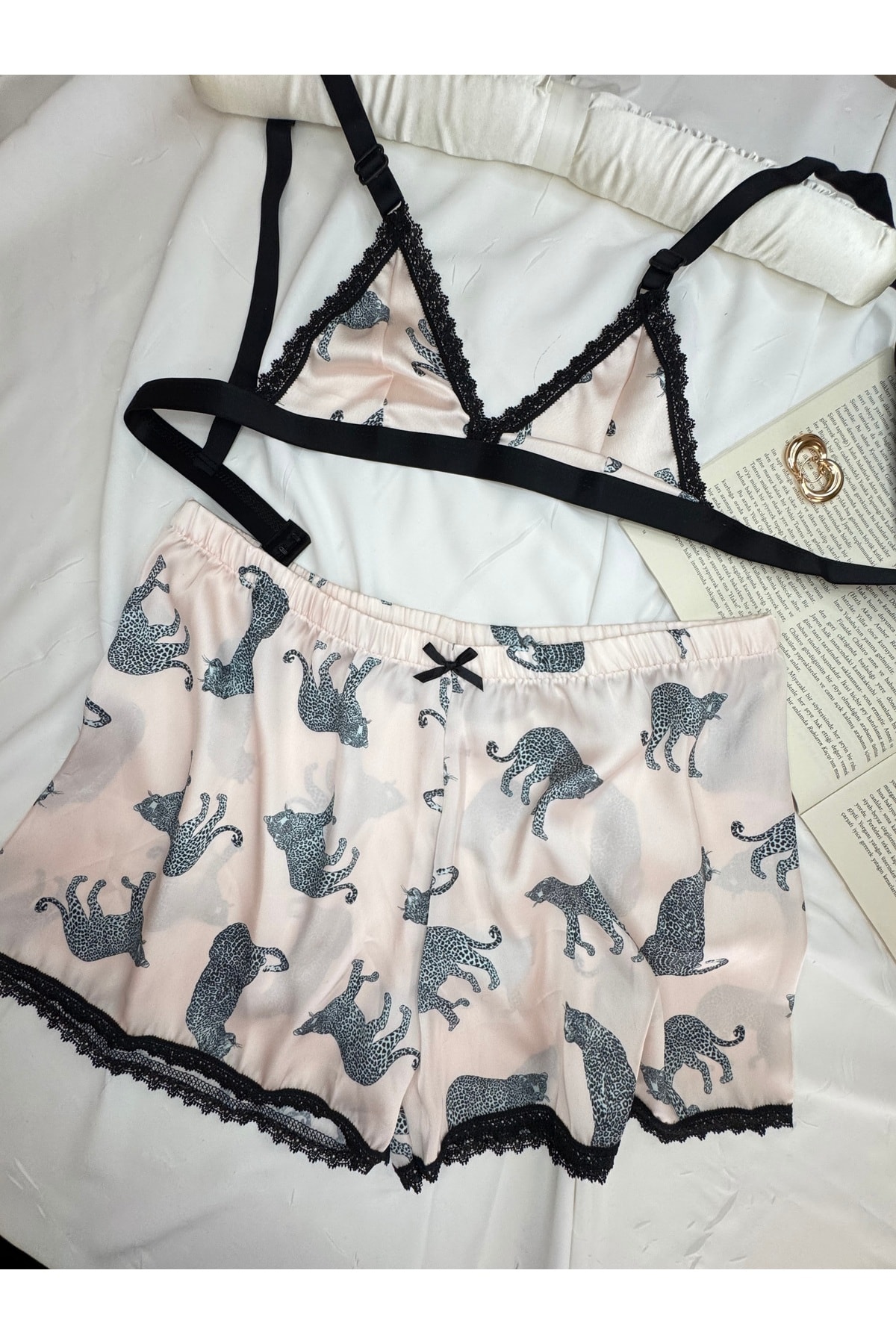 Büyük Leopar Desenli Saten Bralet Şort Pijama Takımı - ekru