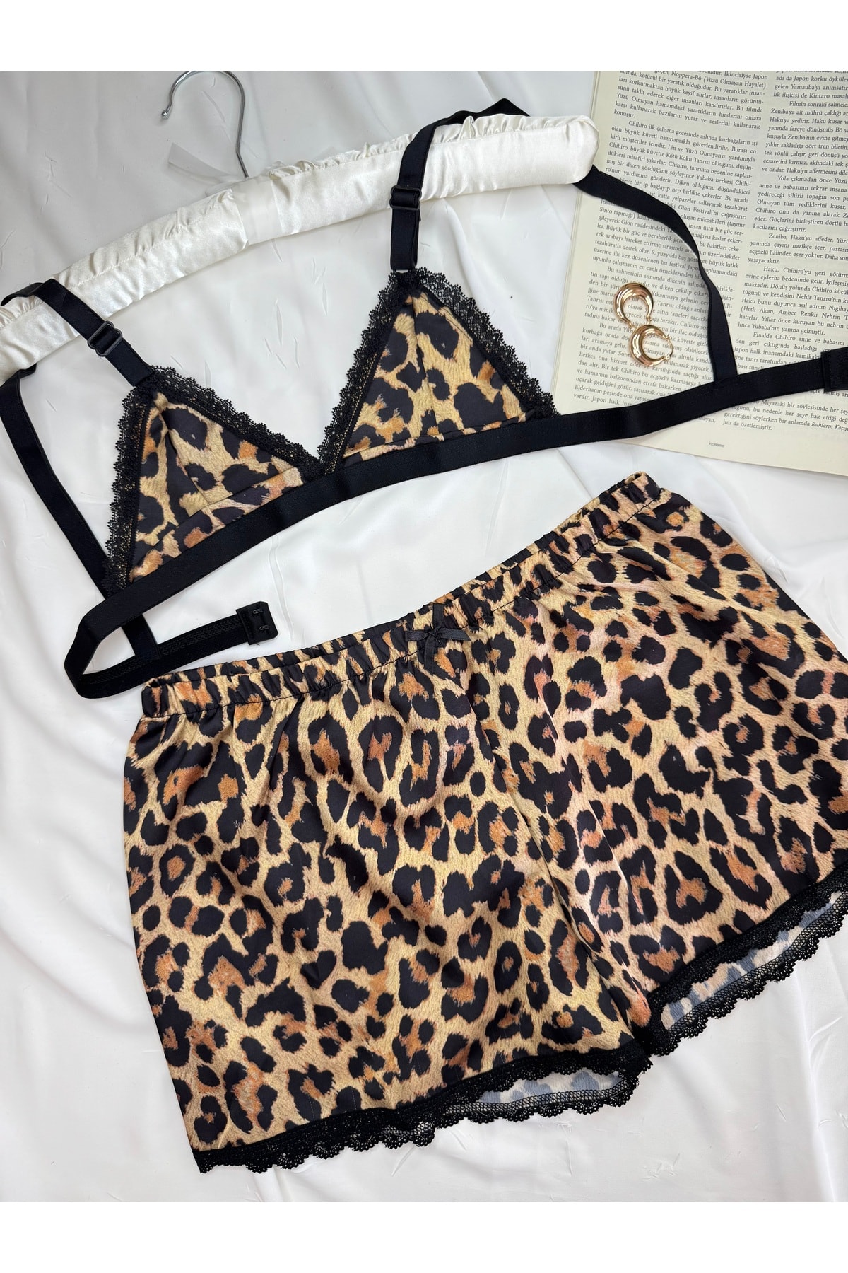 Büyük Leopar Desenli Saten Bralet Şort Pijama Takımı - leopar
