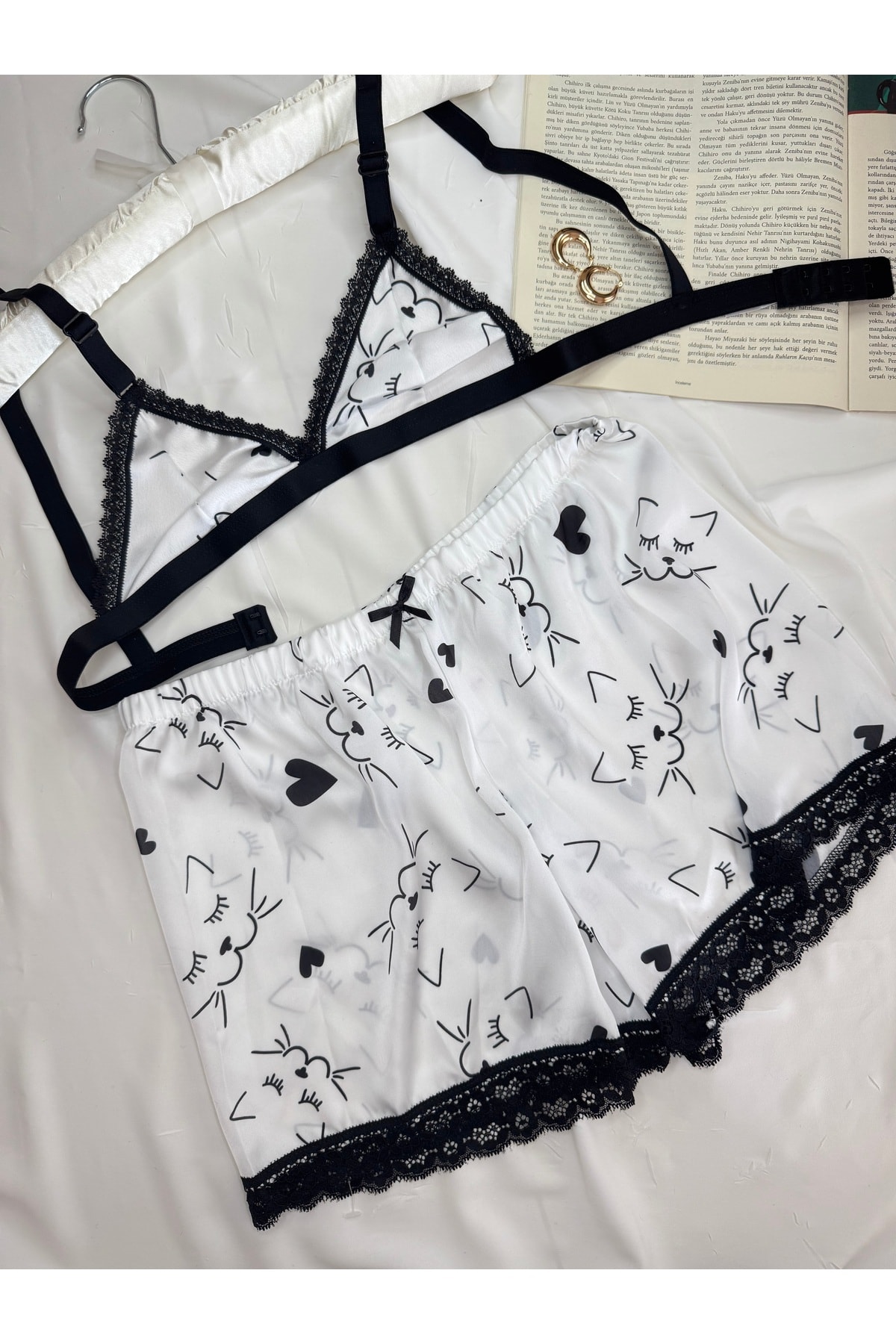 Büyük Leopar Desenli Saten Bralet Şort Pijama Takımı - beyaz