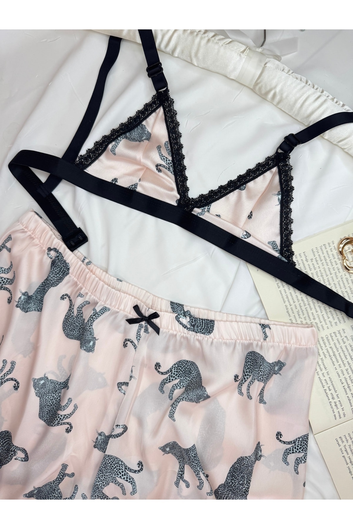 Büyük Leopar Desenli Saten Bralet Şort Pijama Takımı - ekru