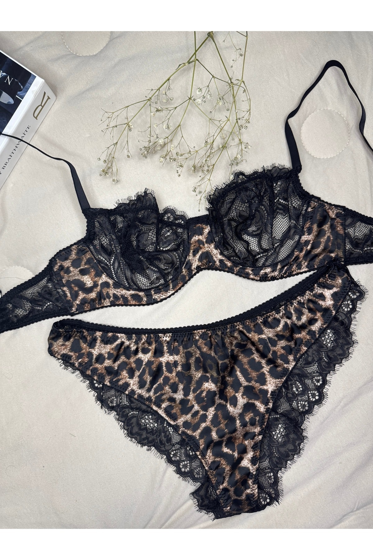 Leopar Desenli İpeksi Saten Dantel Detaylı Bralet İç Çamaşır Takımı (Sütyen-Külot) - siyah