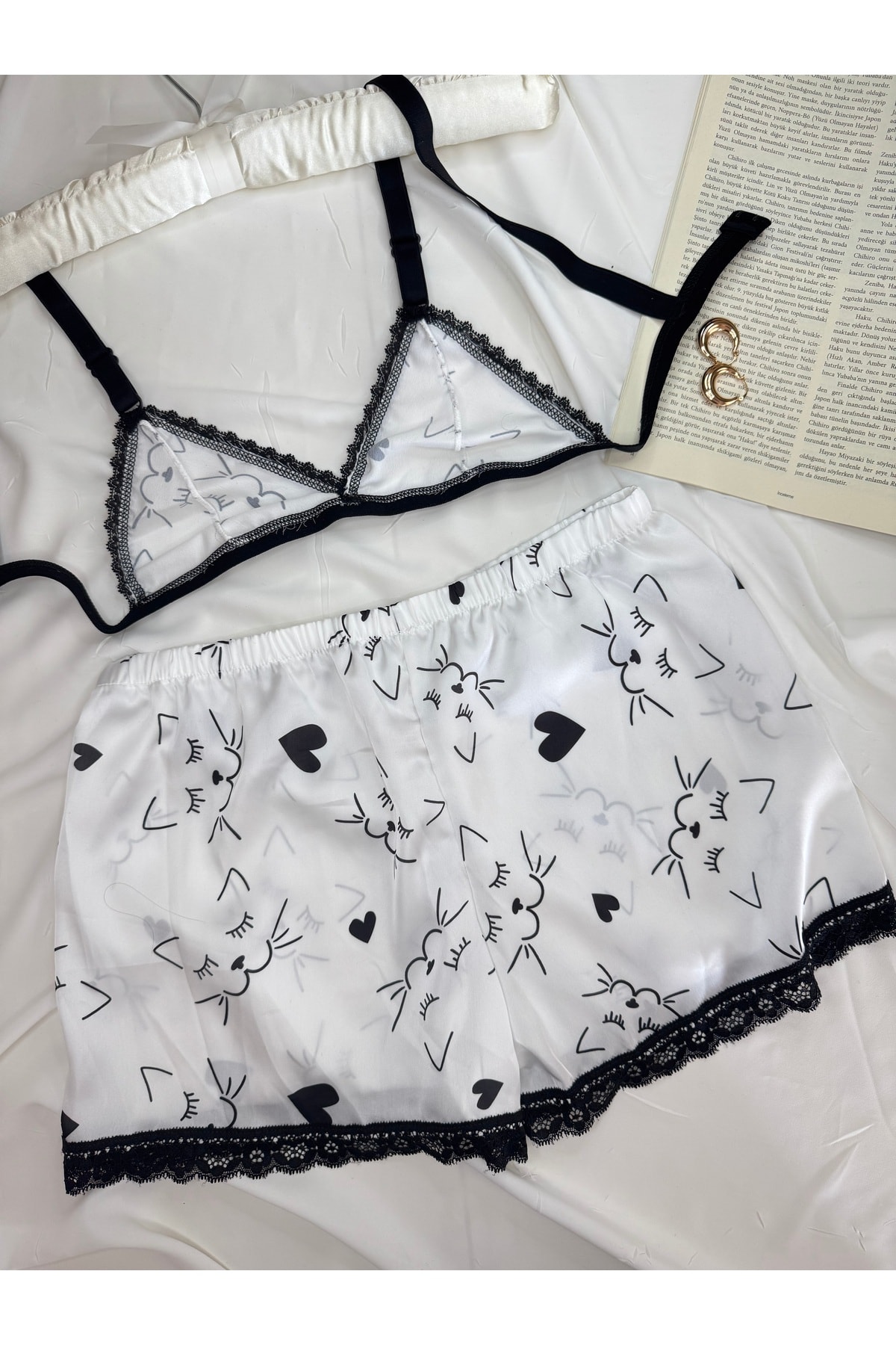 Büyük Leopar Desenli Saten Bralet Şort Pijama Takımı - beyaz
