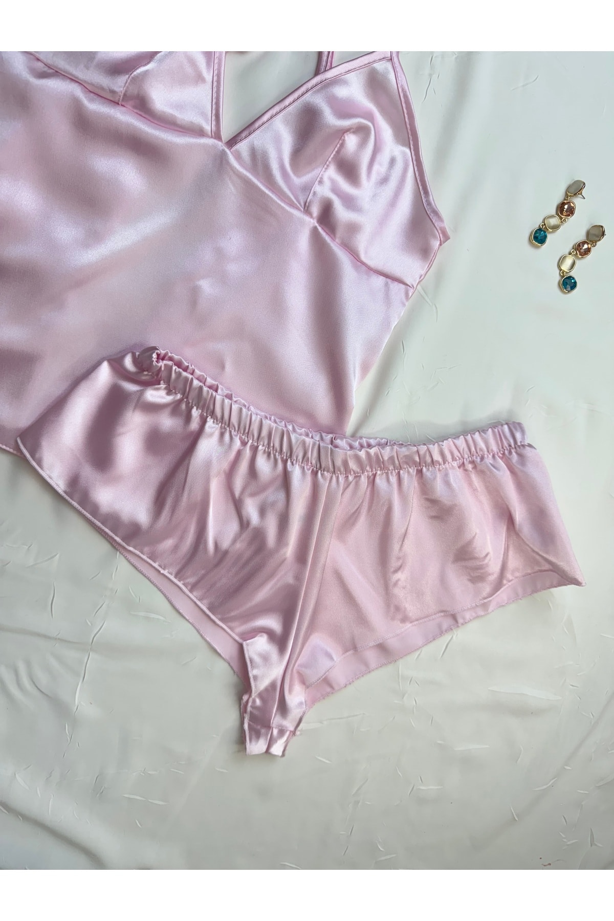 Saten Sırt Dekolteli Askılı Hipster Şortlu Gecelik Pijama Takımı - pembe