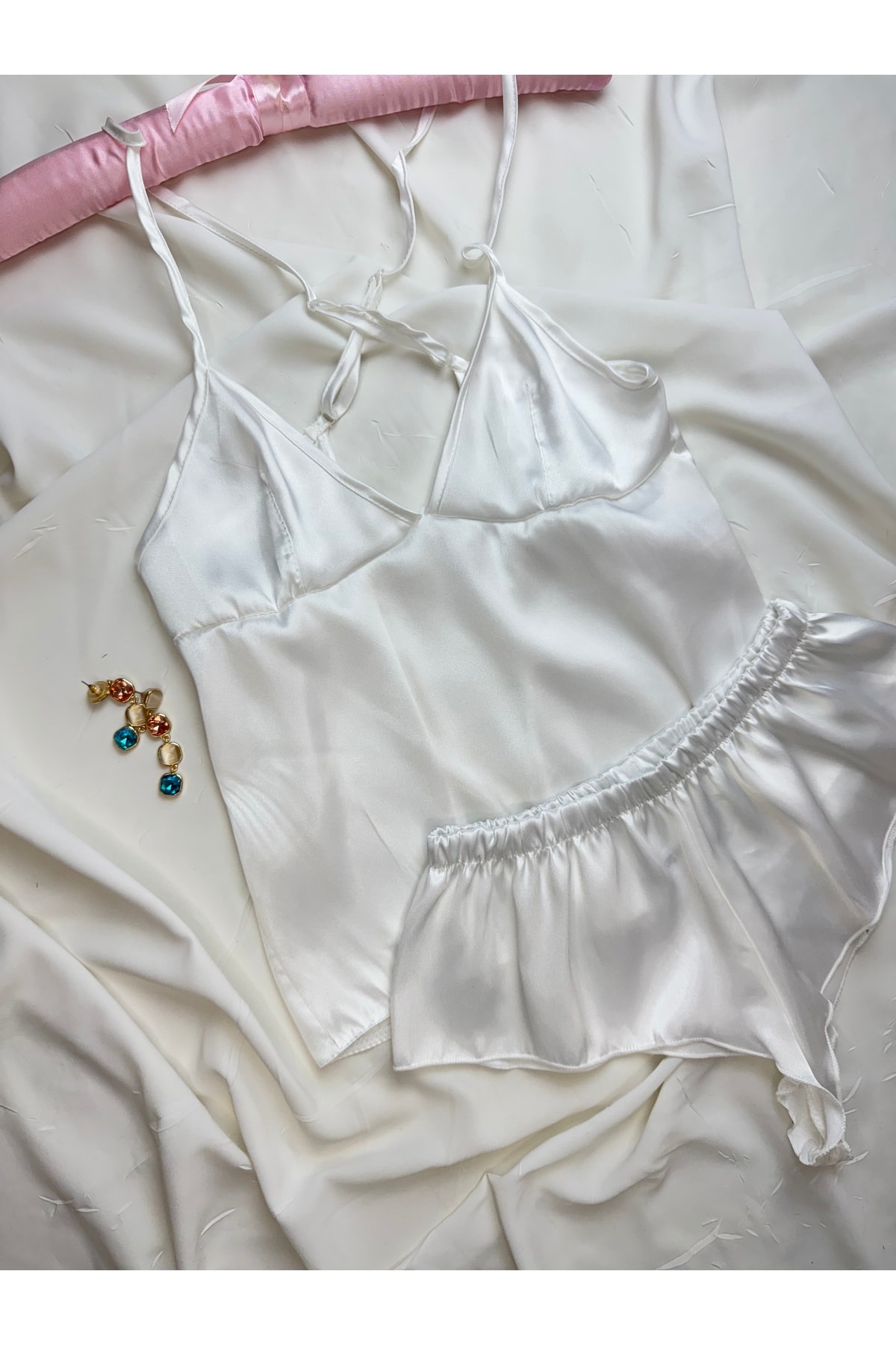 Saten Sırt Dekolteli Askılı Hipster Şortlu Gecelik Pijama Takımı - ekru
