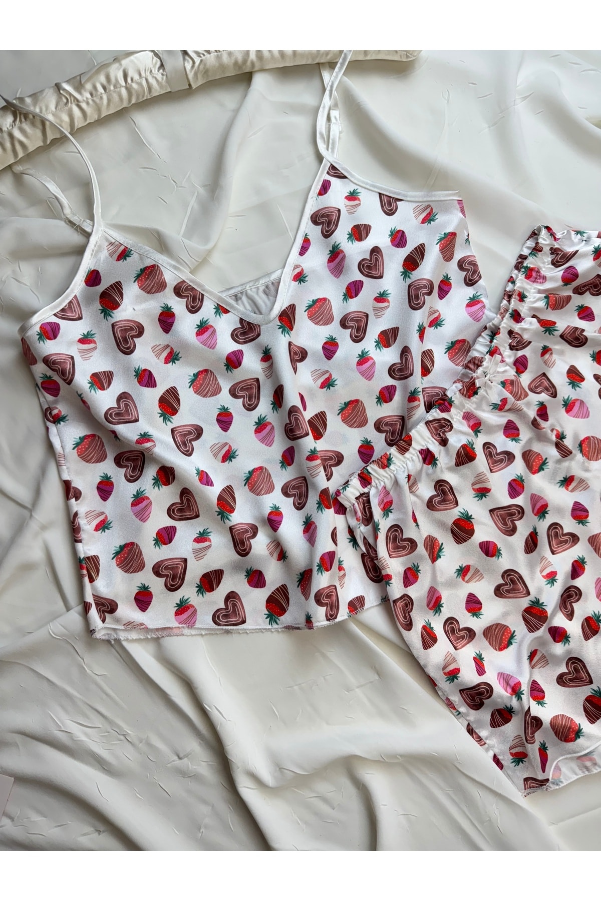 Ayarlanabilir Askılı Saten Pijama Takımı - ekru pembe kalpli