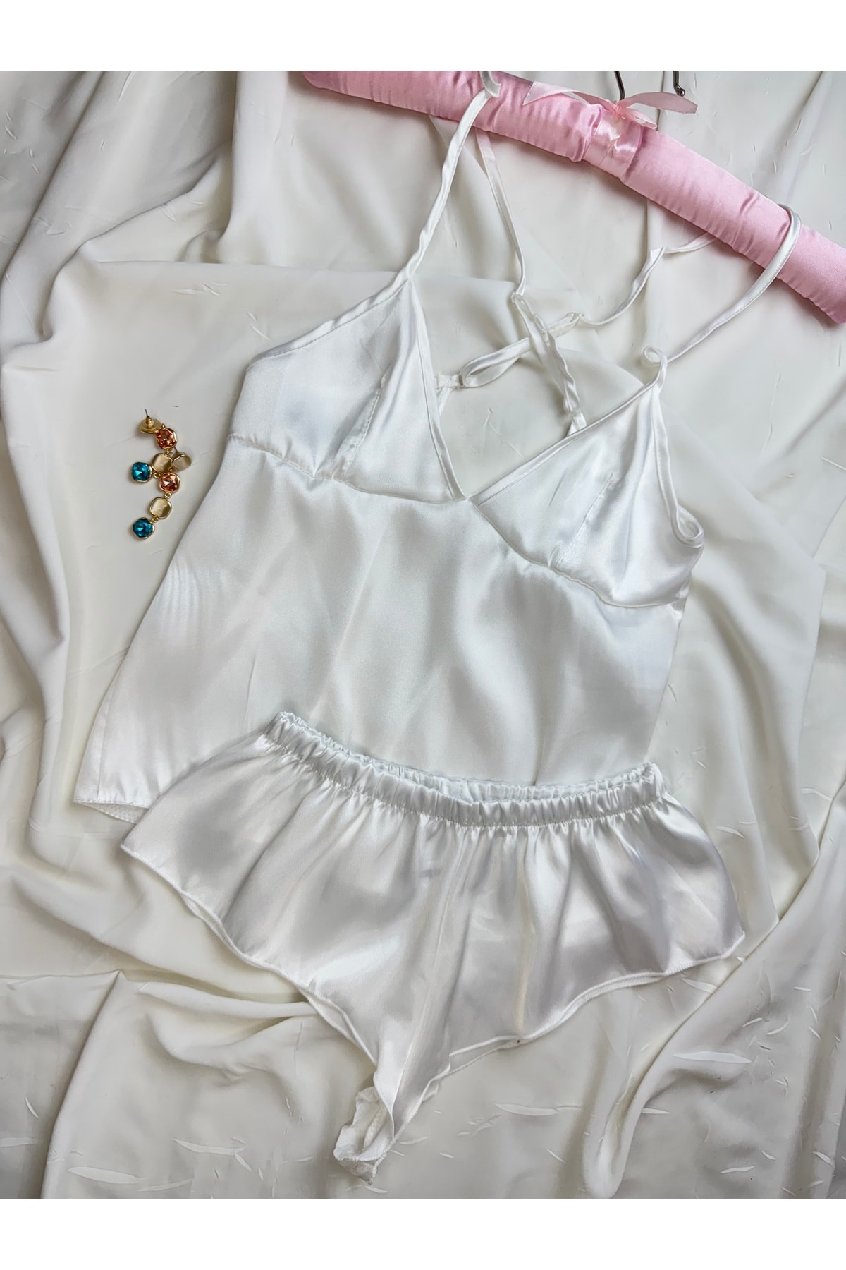 Saten Sırt Dekolteli Askılı Hipster Şortlu Gecelik Pijama Takımı - ekru