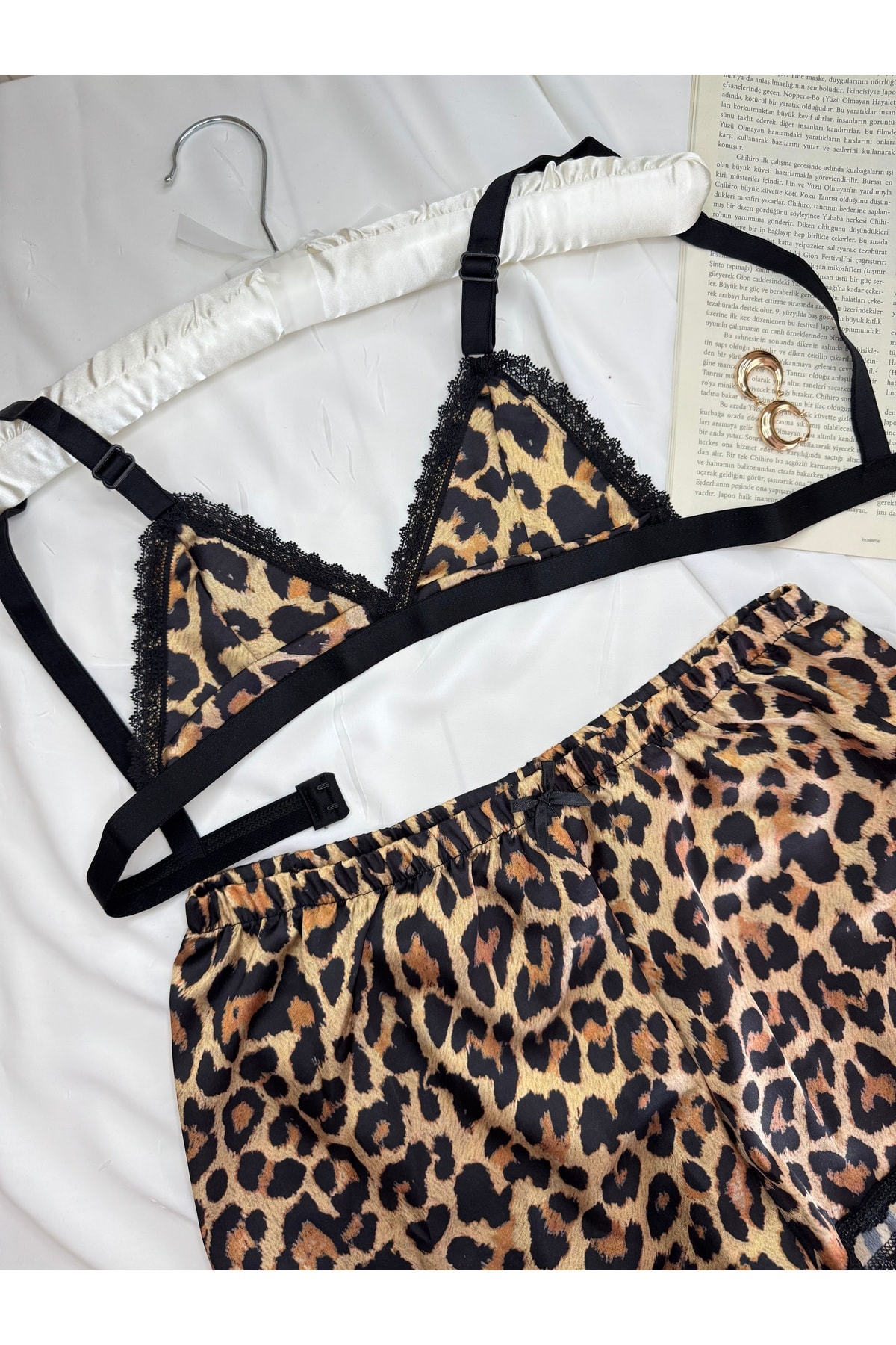 Büyük Leopar Desenli Saten Bralet Şort Pijama Takımı - leopar