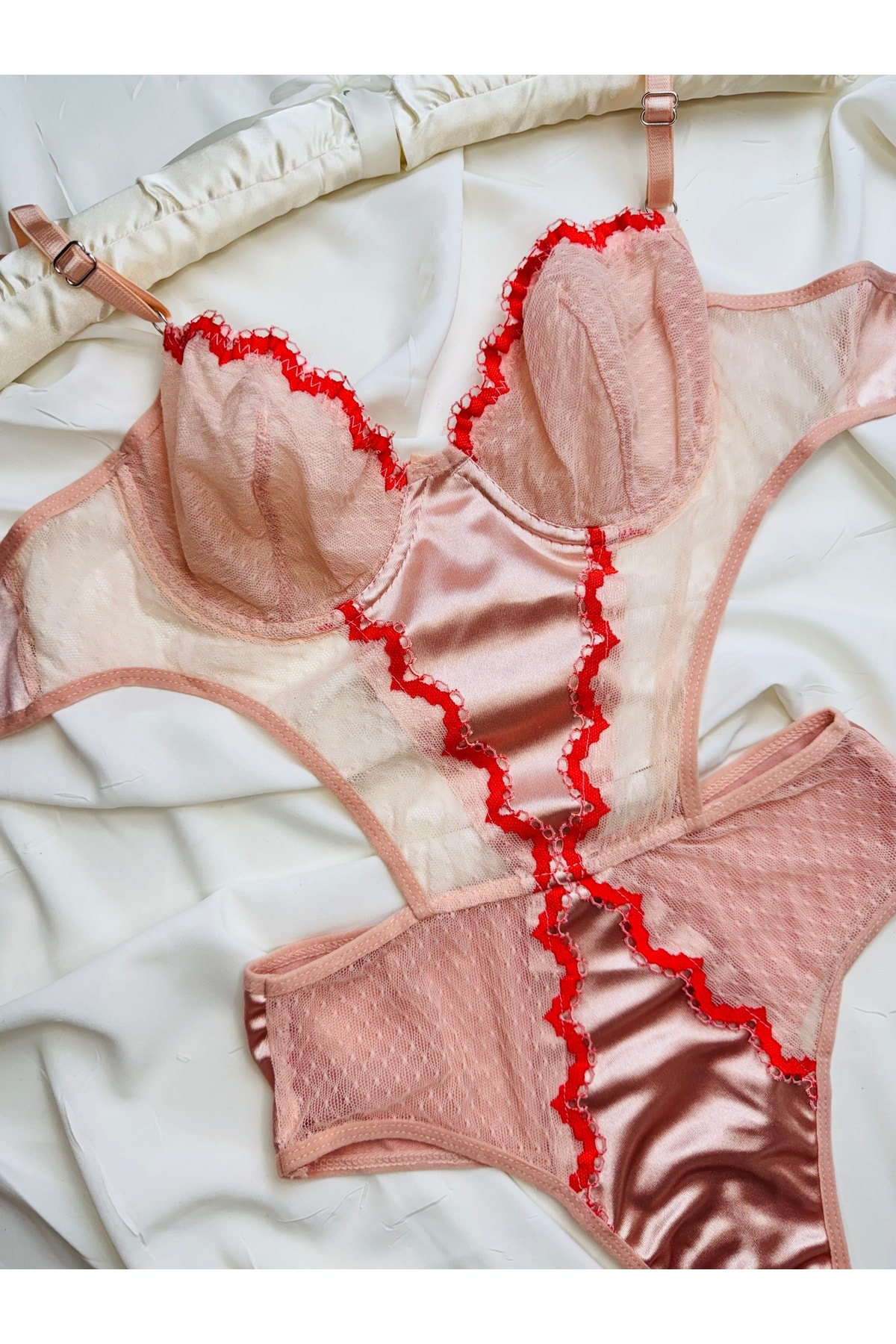 Fuşya Çiçek Işlemeli Saten Detaylı Bodysuit - pudra