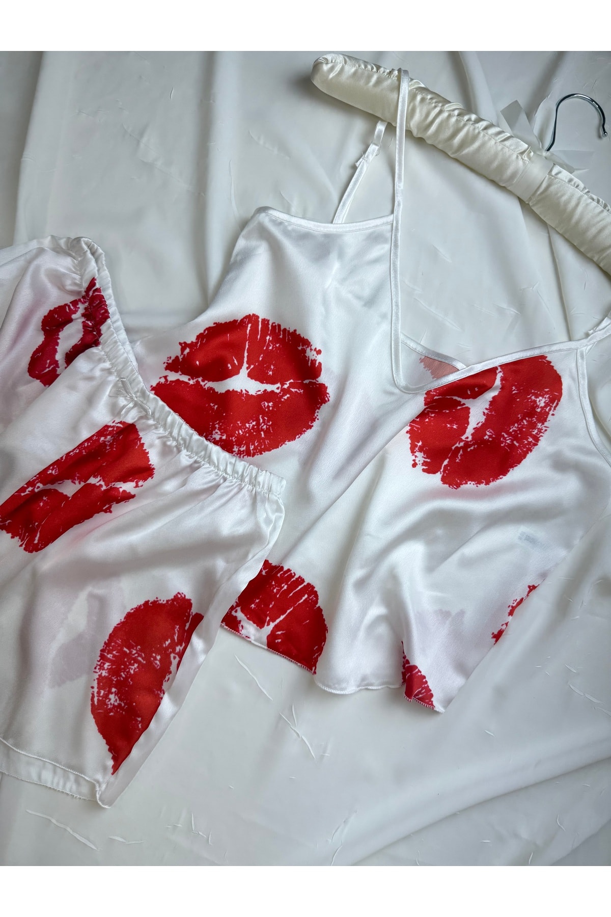 Ayarlanabilir Askılı Saten Pijama Takımı - beyaz kırmızı