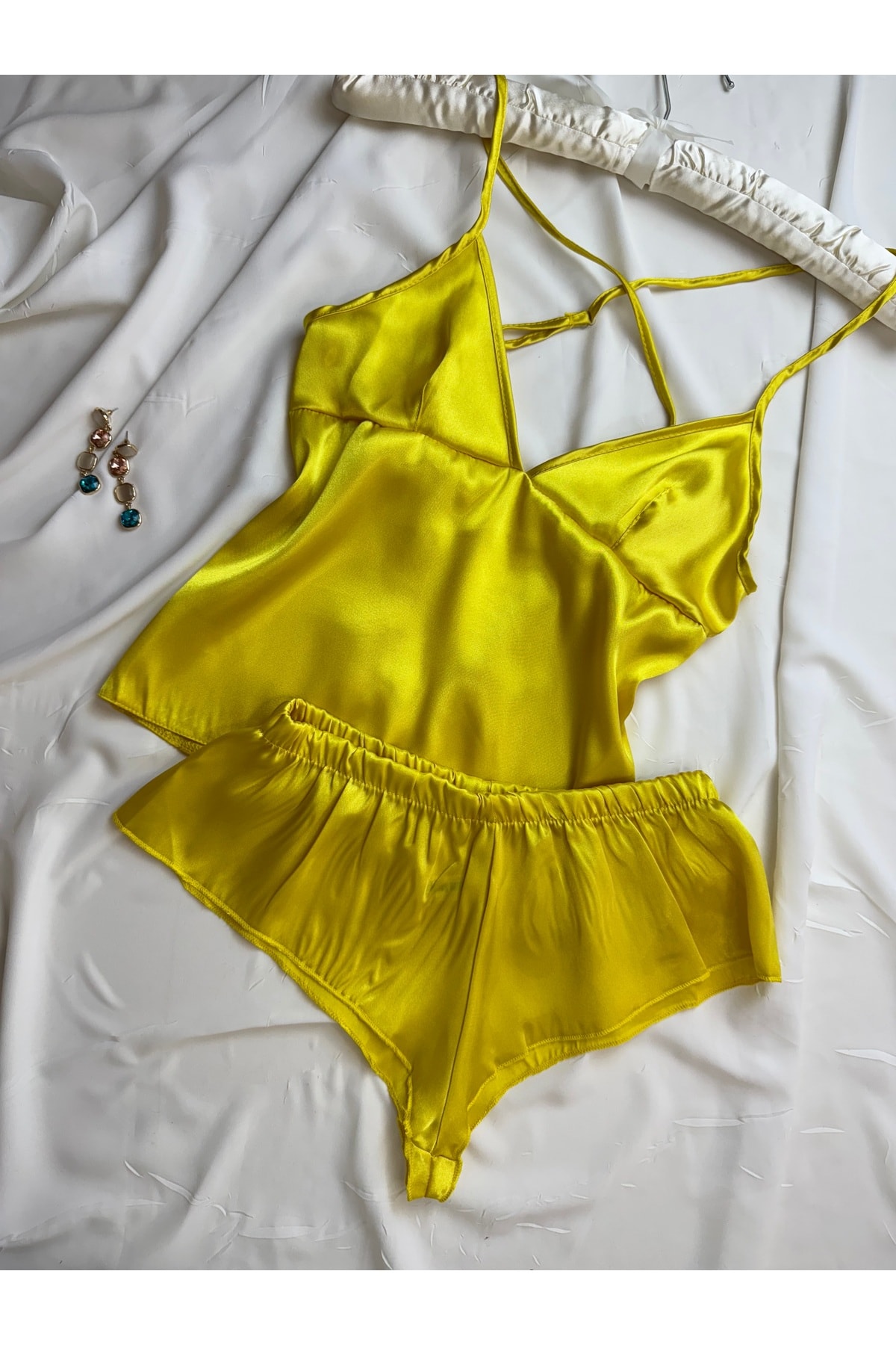 Saten Sırt Dekolteli Askılı Hipster Şortlu Gecelik Pijama Takımı - sarı