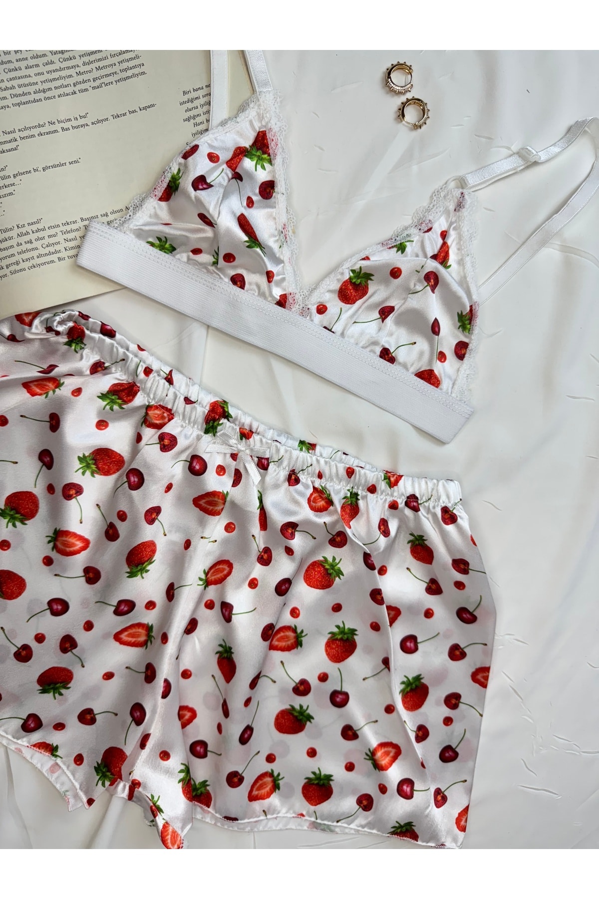 Büyük Leopar Desenli Saten Bralet Şort Pijama Takımı - beyaz çilekli