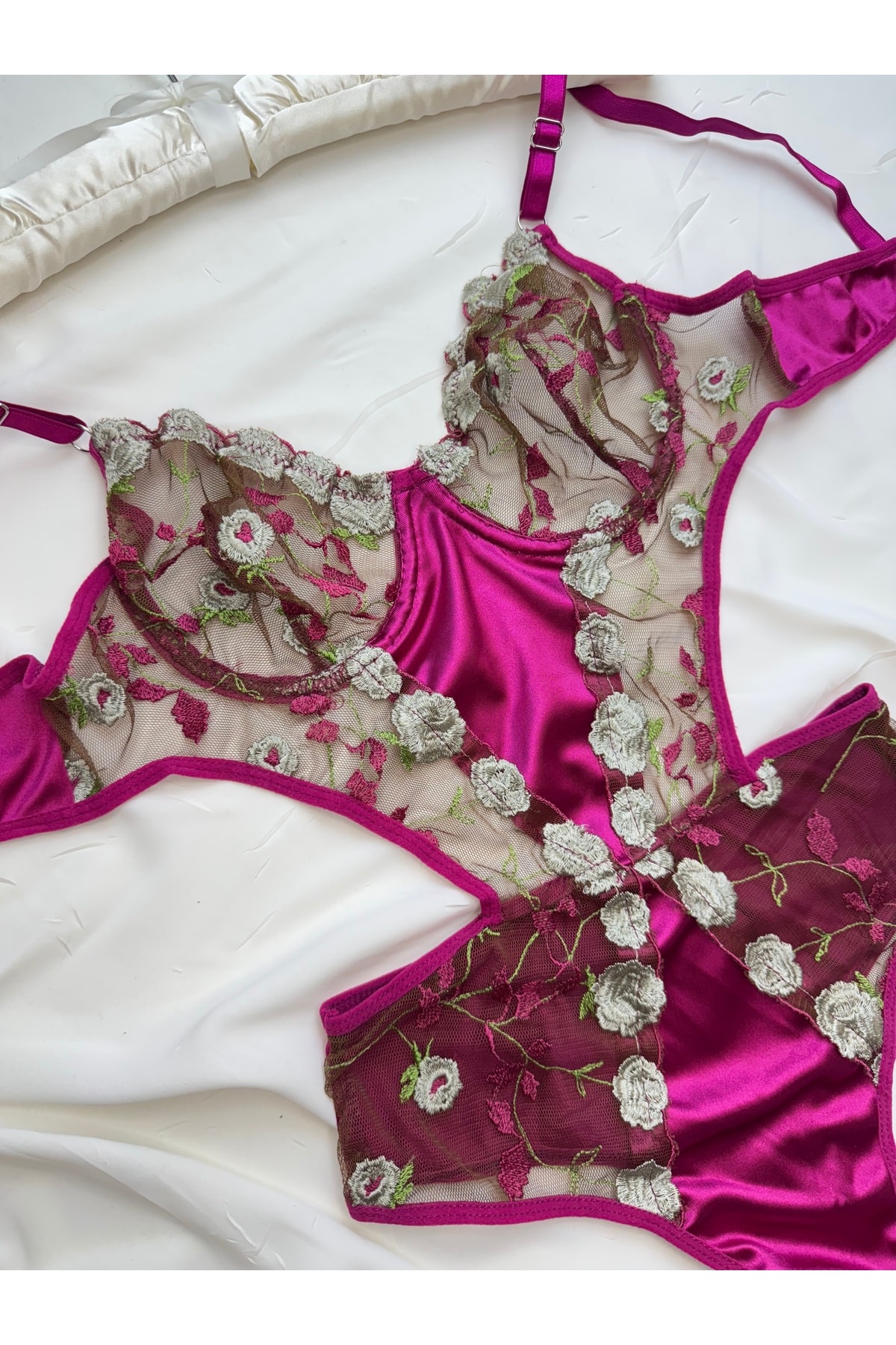 Fuşya Çiçek Işlemeli Saten Detaylı Bodysuit - pembe