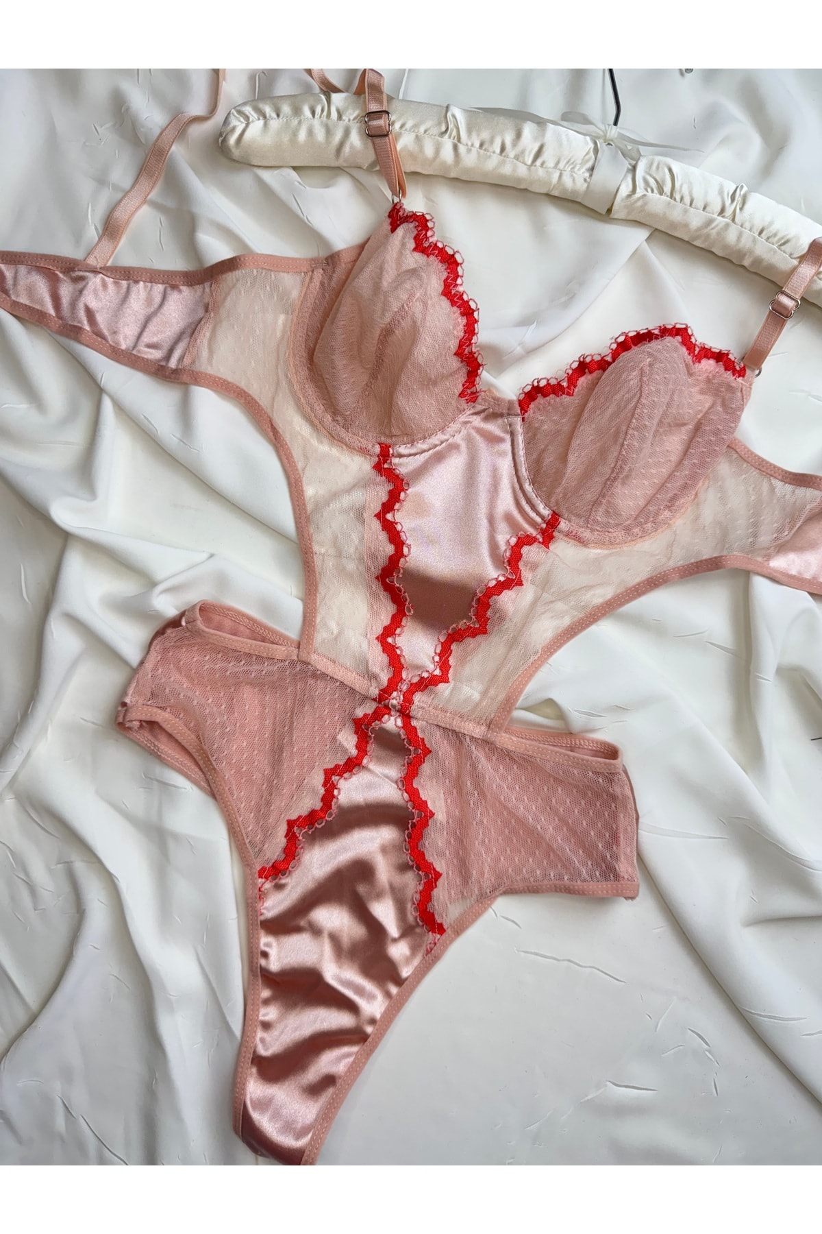 Fuşya Çiçek Işlemeli Saten Detaylı Bodysuit - pudra