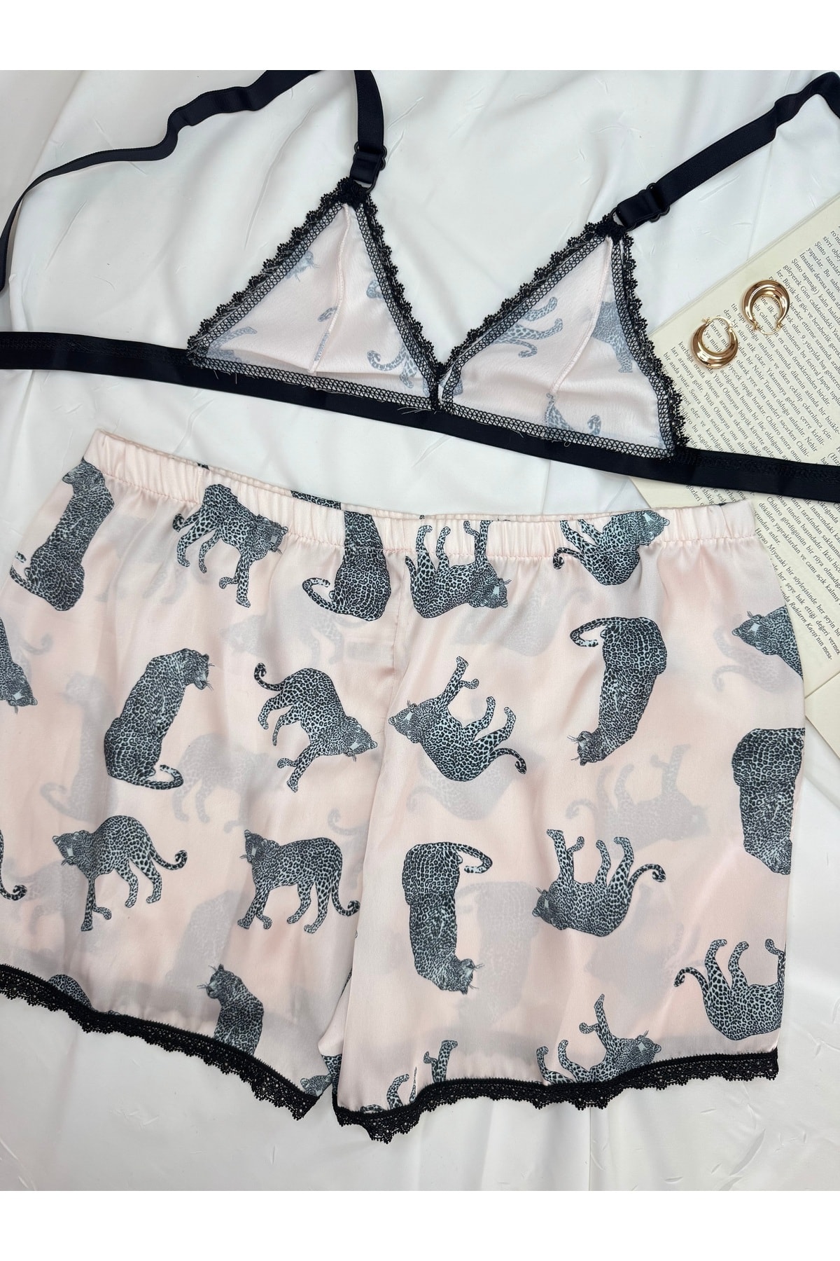 Büyük Leopar Desenli Saten Bralet Şort Pijama Takımı - ekru