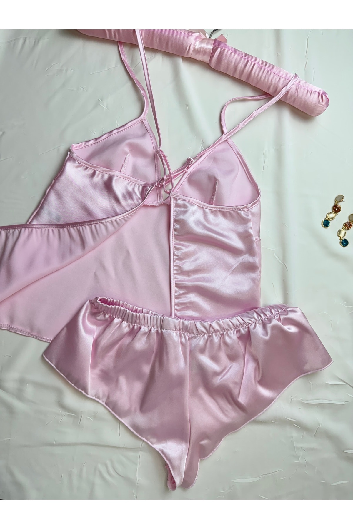 Saten Sırt Dekolteli Askılı Hipster Şortlu Gecelik Pijama Takımı - pembe