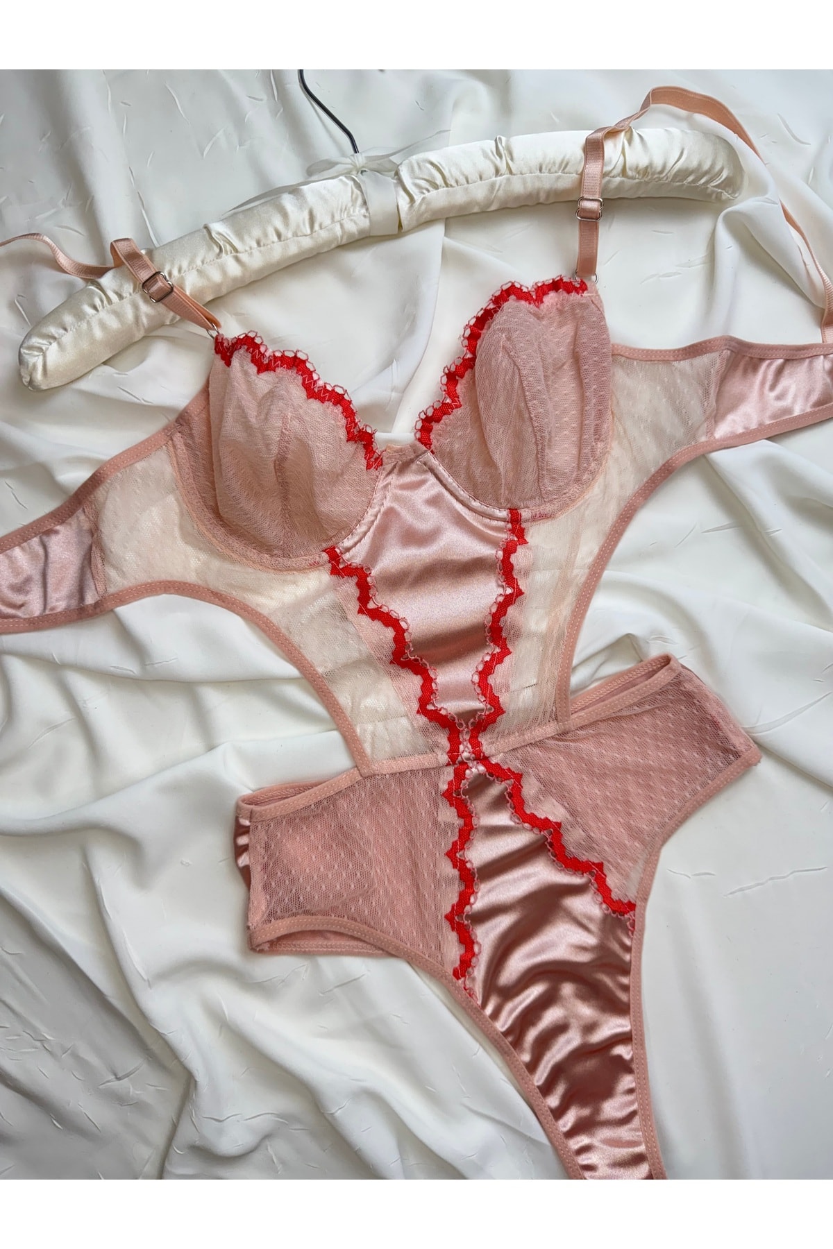 Fuşya Çiçek Işlemeli Saten Detaylı Bodysuit - pudra