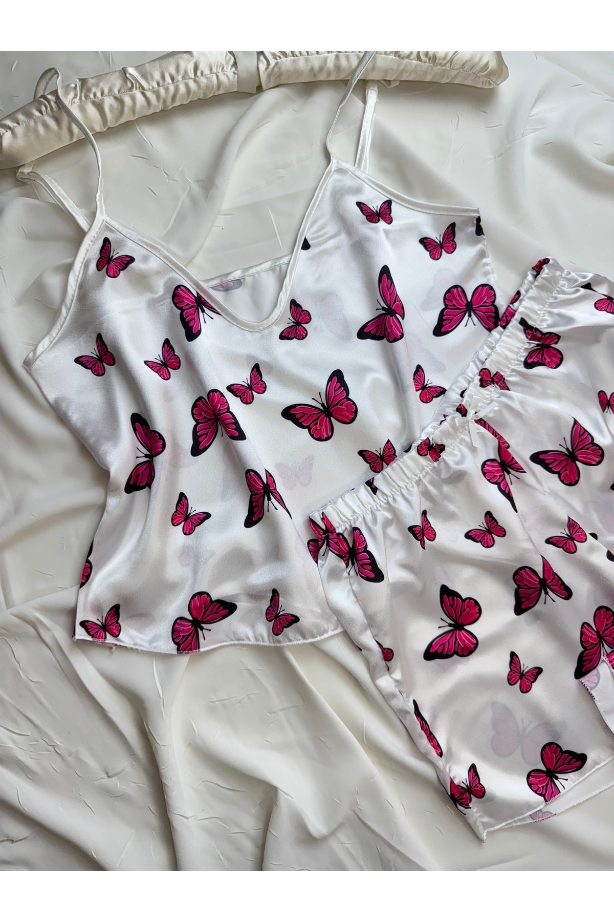 Ayarlanabilir Askılı Saten Pijama Takımı - ekru pembe kelebekli