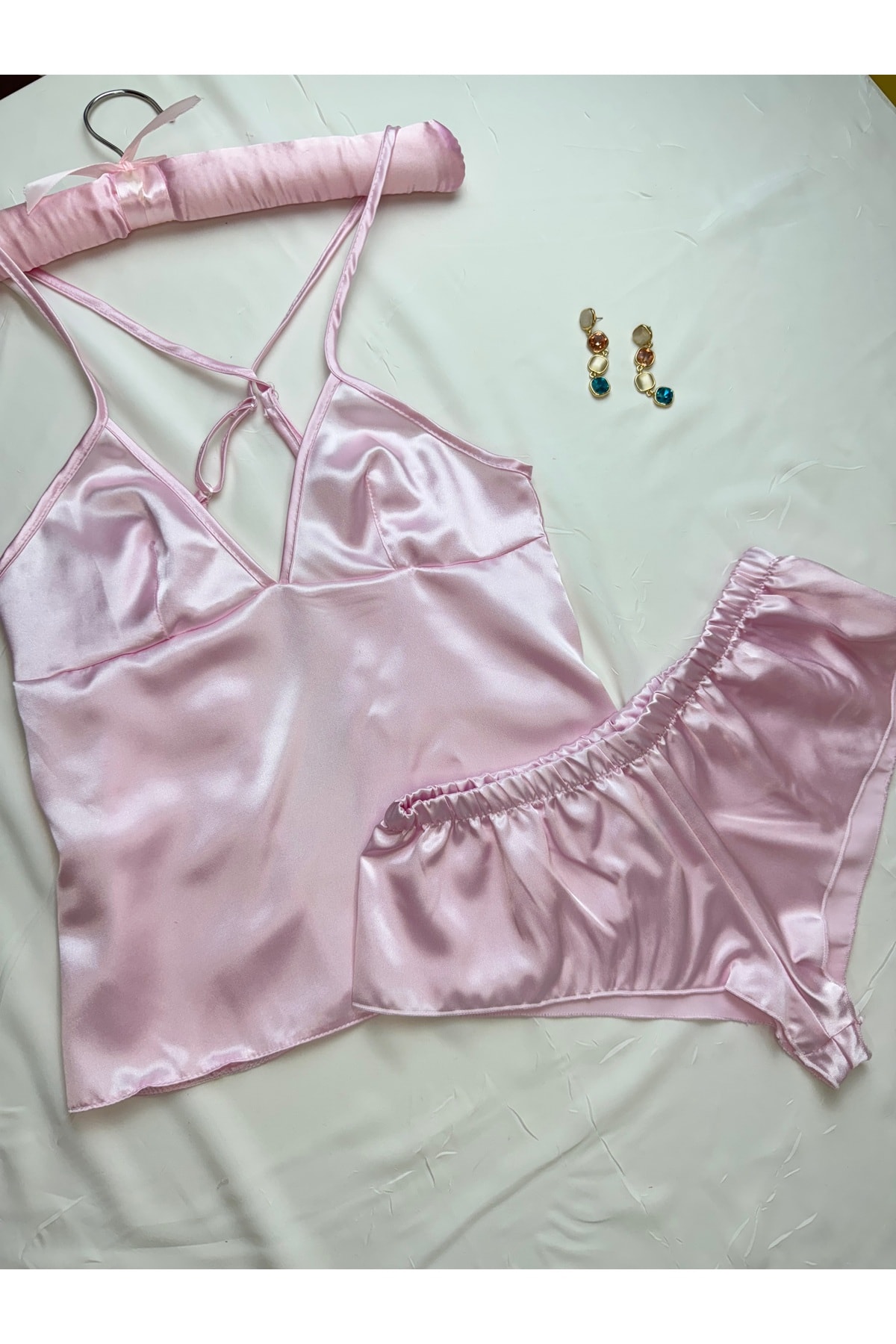 Saten Sırt Dekolteli Askılı Hipster Şortlu Gecelik Pijama Takımı - pembe