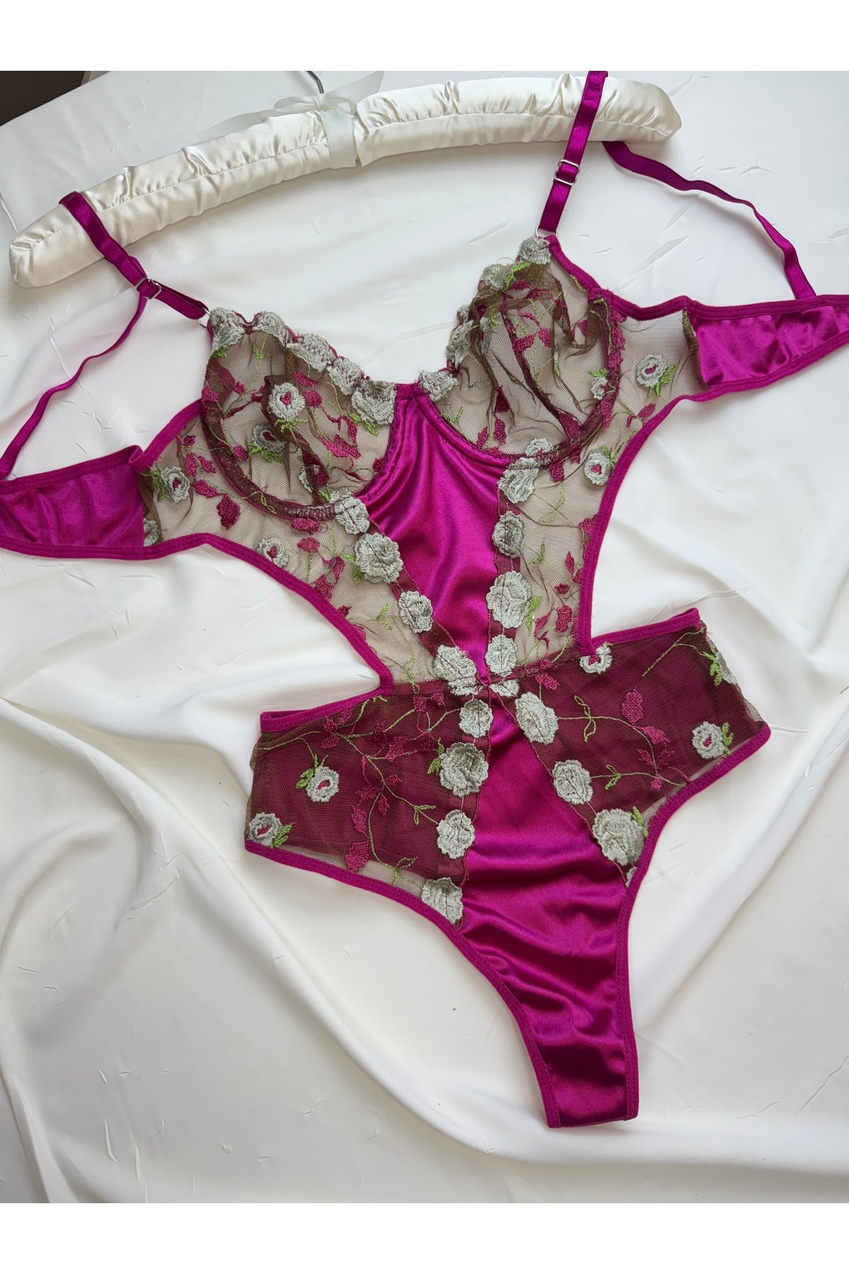 Fuşya Çiçek Işlemeli Saten Detaylı Bodysuit - pembe