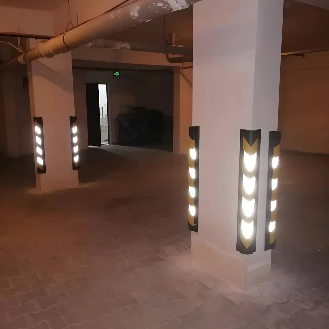 Kolon köşe koruyucu (PVC geçme + reflektifli)