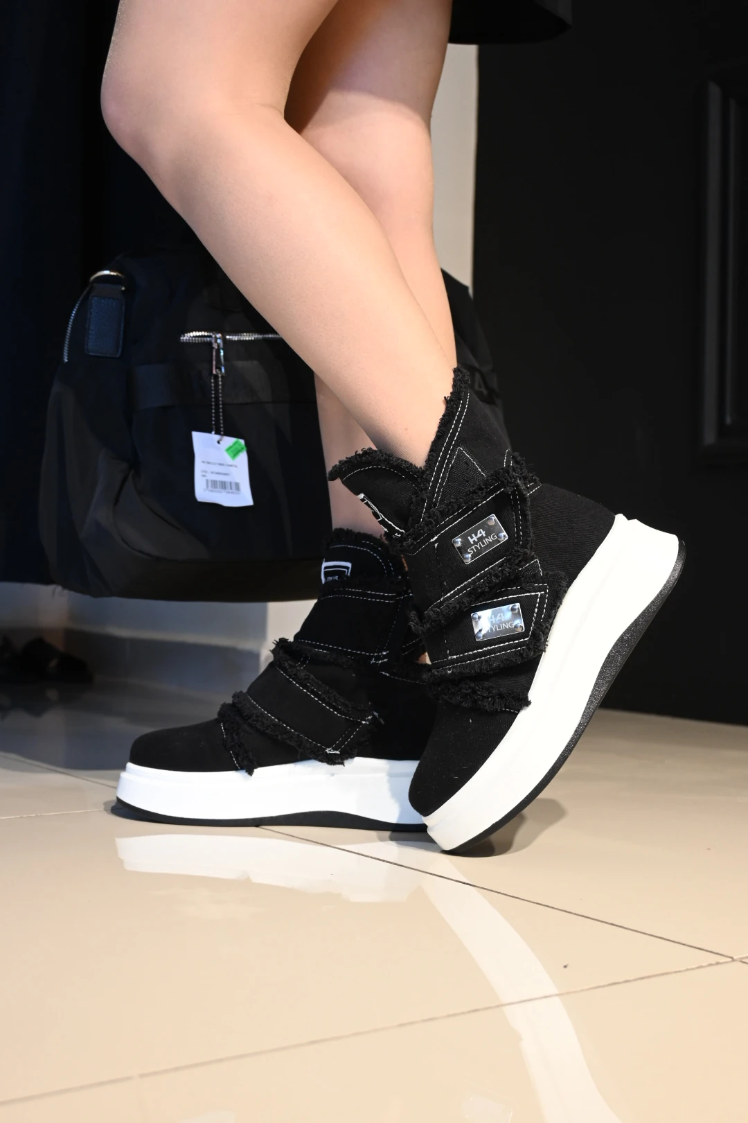 Cırt Cırtlı Yan Detay Tasarım Ayakkabı-Siyah