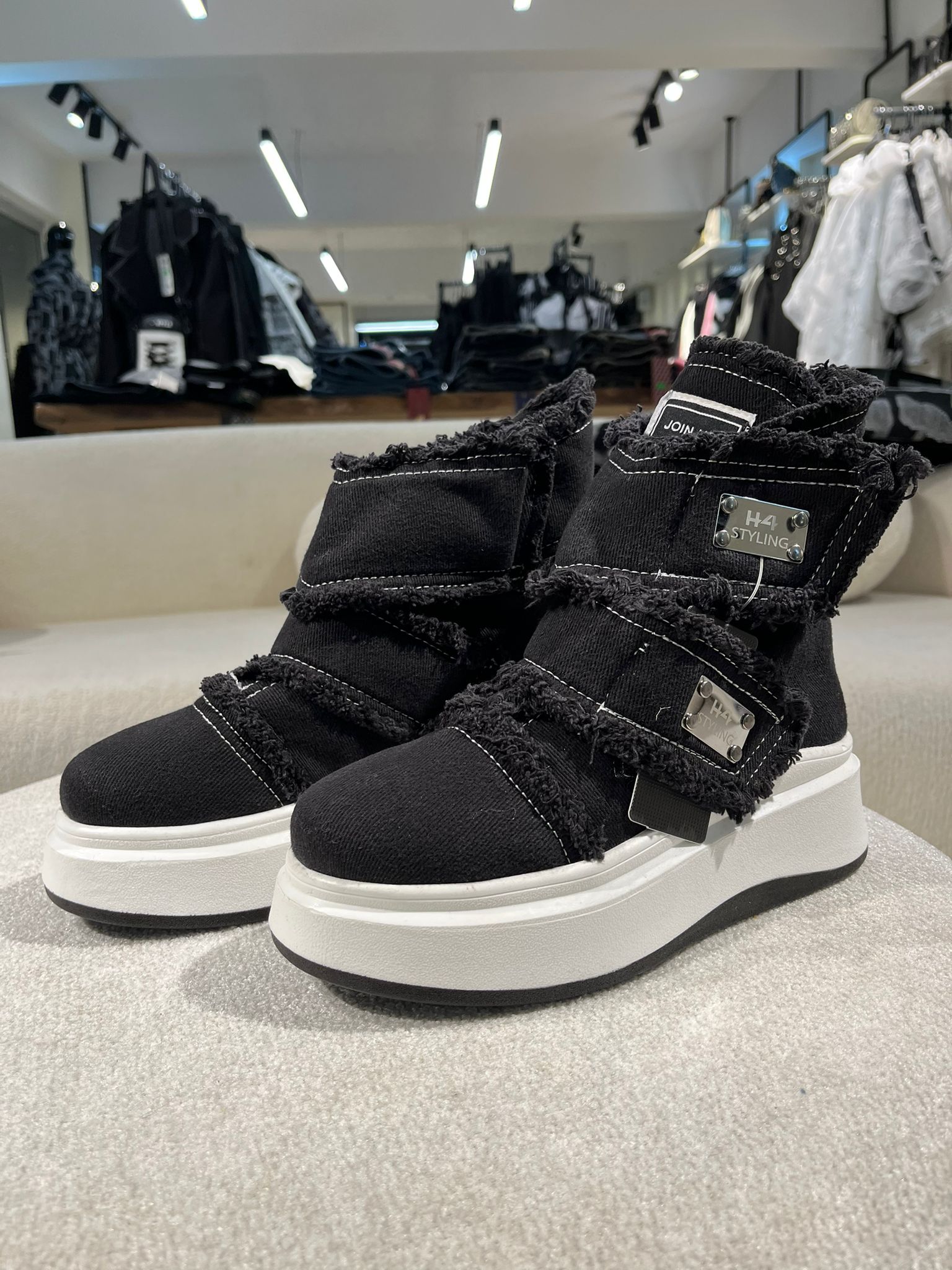 Cırt Cırtlı Yan Detay Tasarım Ayakkabı-Siyah