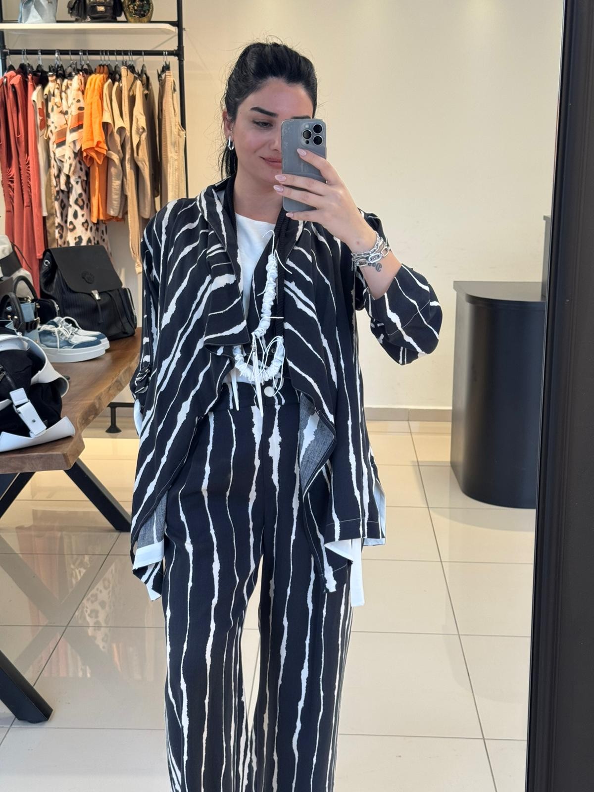 Siyah Çizgi Desen Kolyeli Ceket-Pantolon Takım