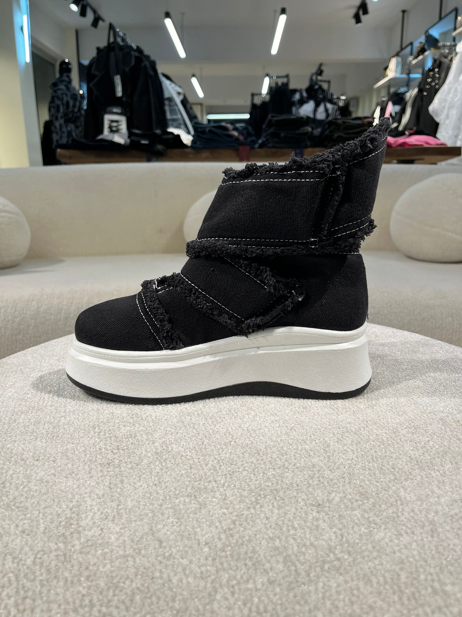 Cırt Cırtlı Yan Detay Tasarım Ayakkabı-Siyah