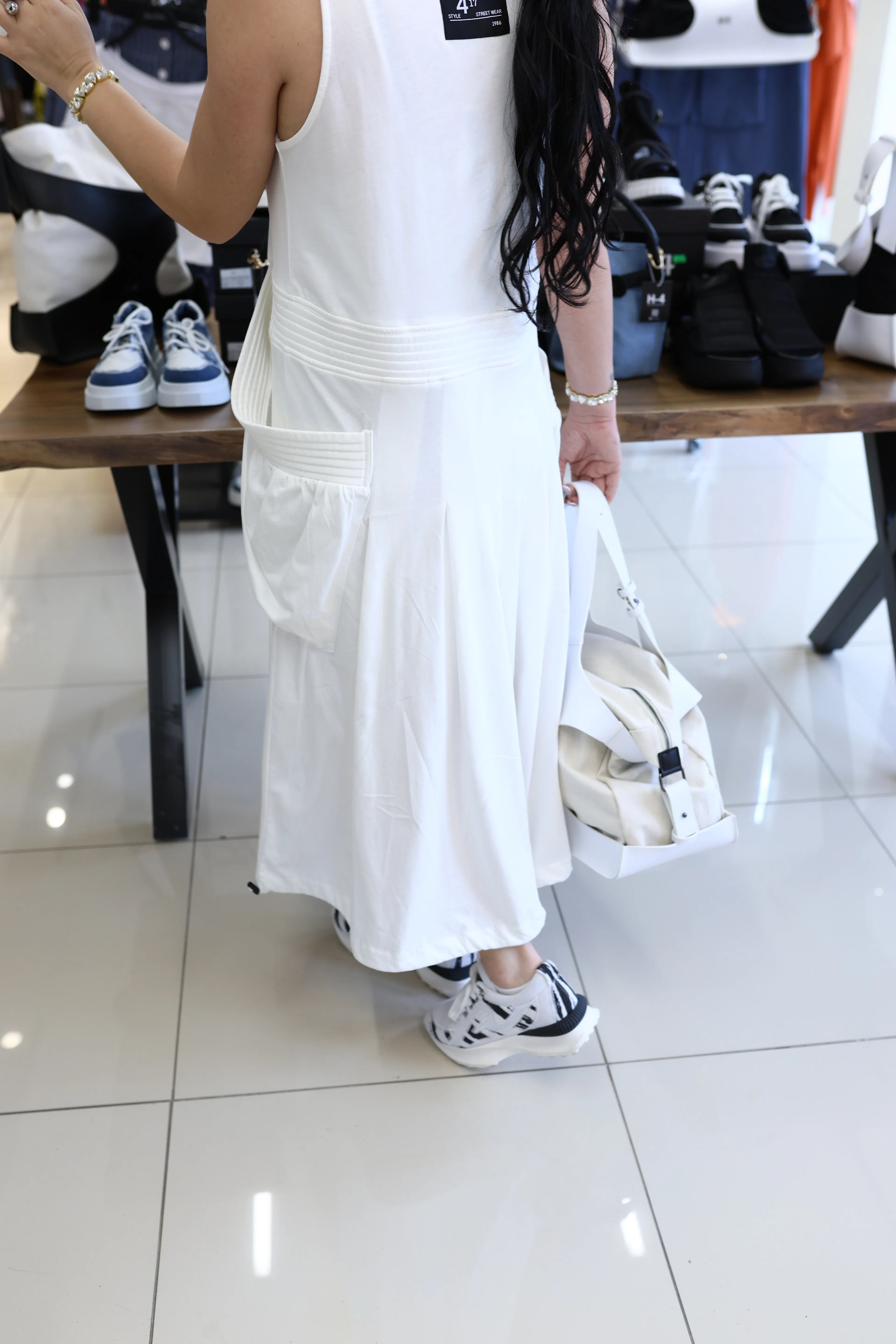 Yanları Cepli Beyaz Elbise