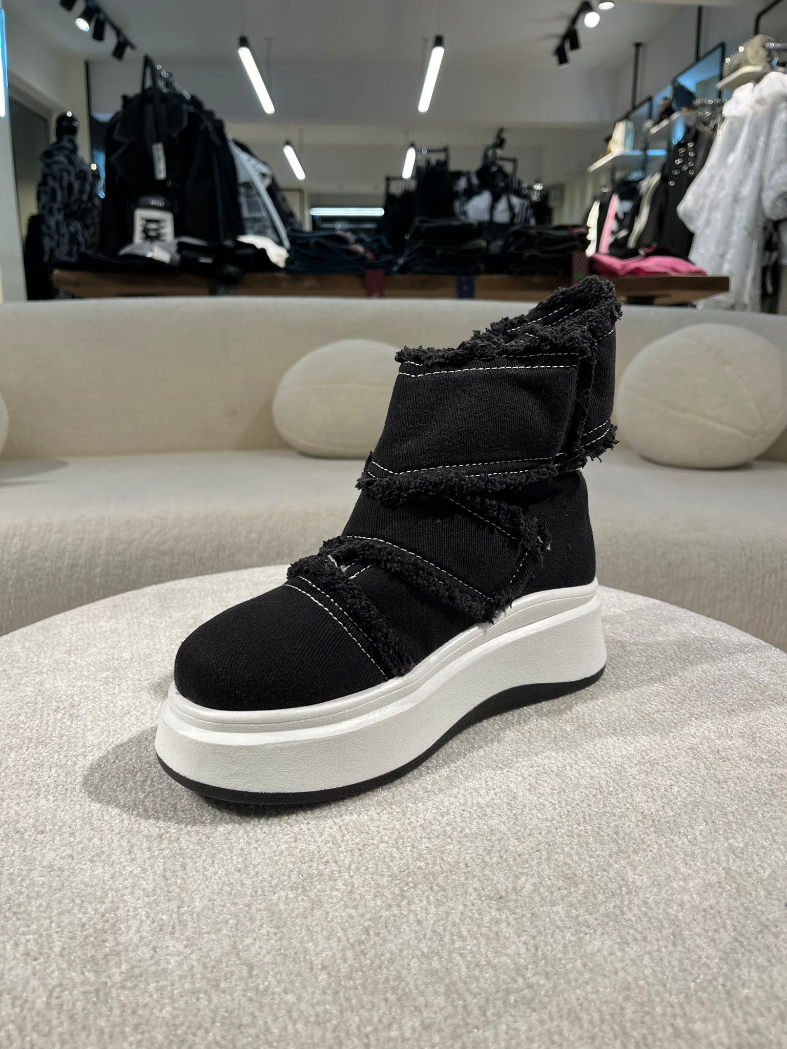 Cırt Cırtlı Yan Detay Tasarım Ayakkabı-Siyah