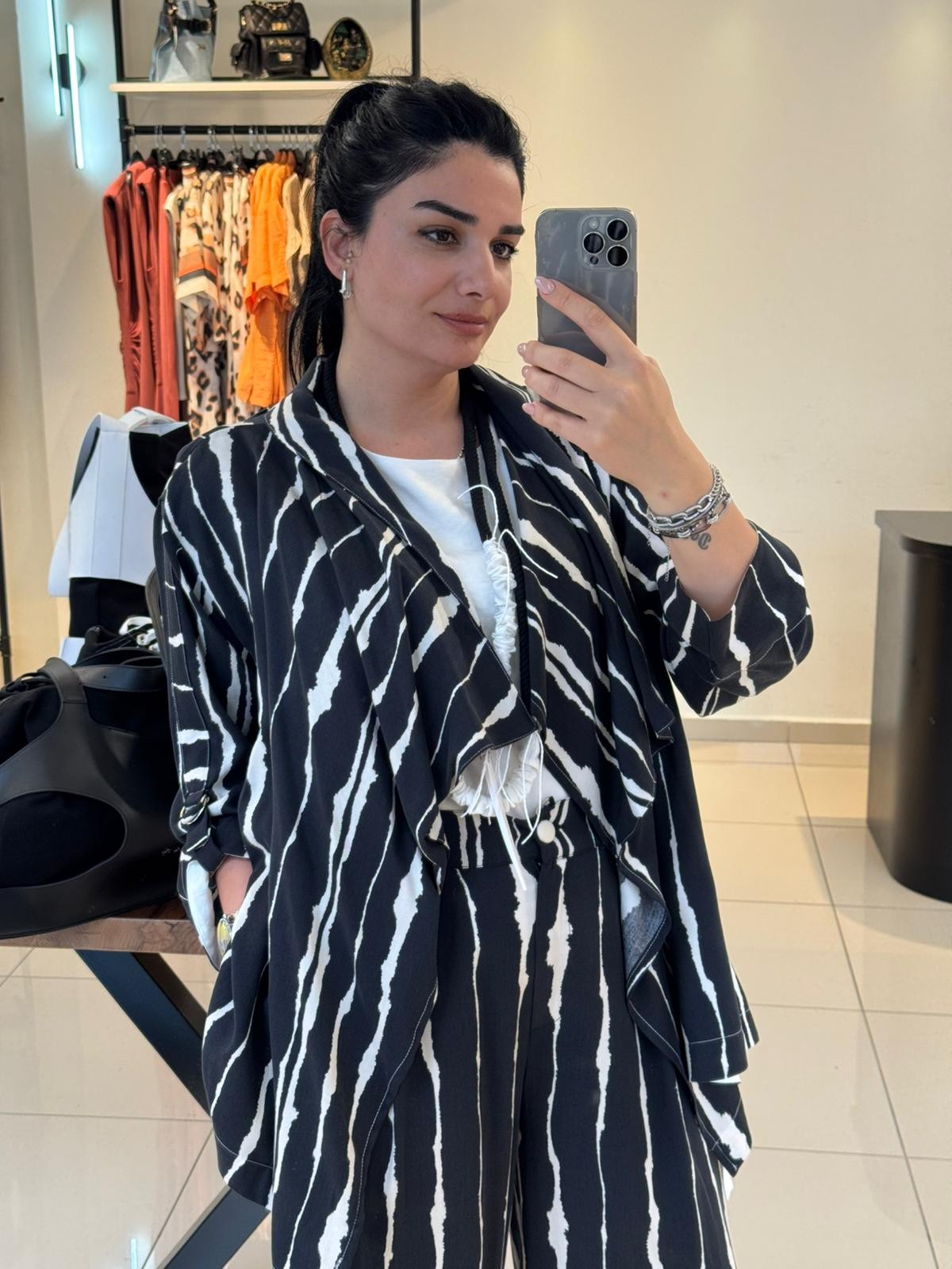 Siyah Çizgi Desen Kolyeli Ceket-Pantolon Takım
