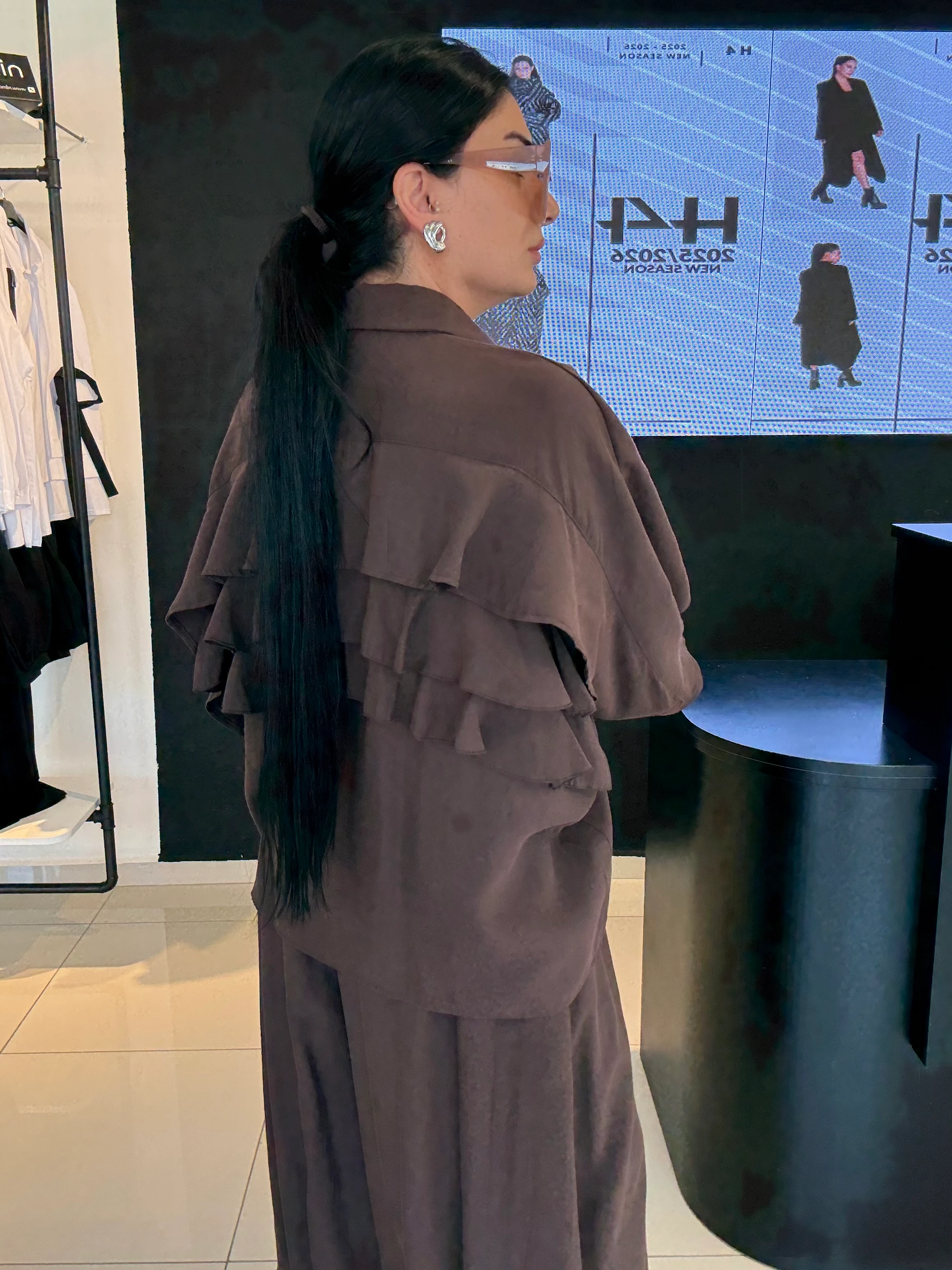 Oversize Arkası Fırfırlı Tasarım Gömlek-Kahverengi