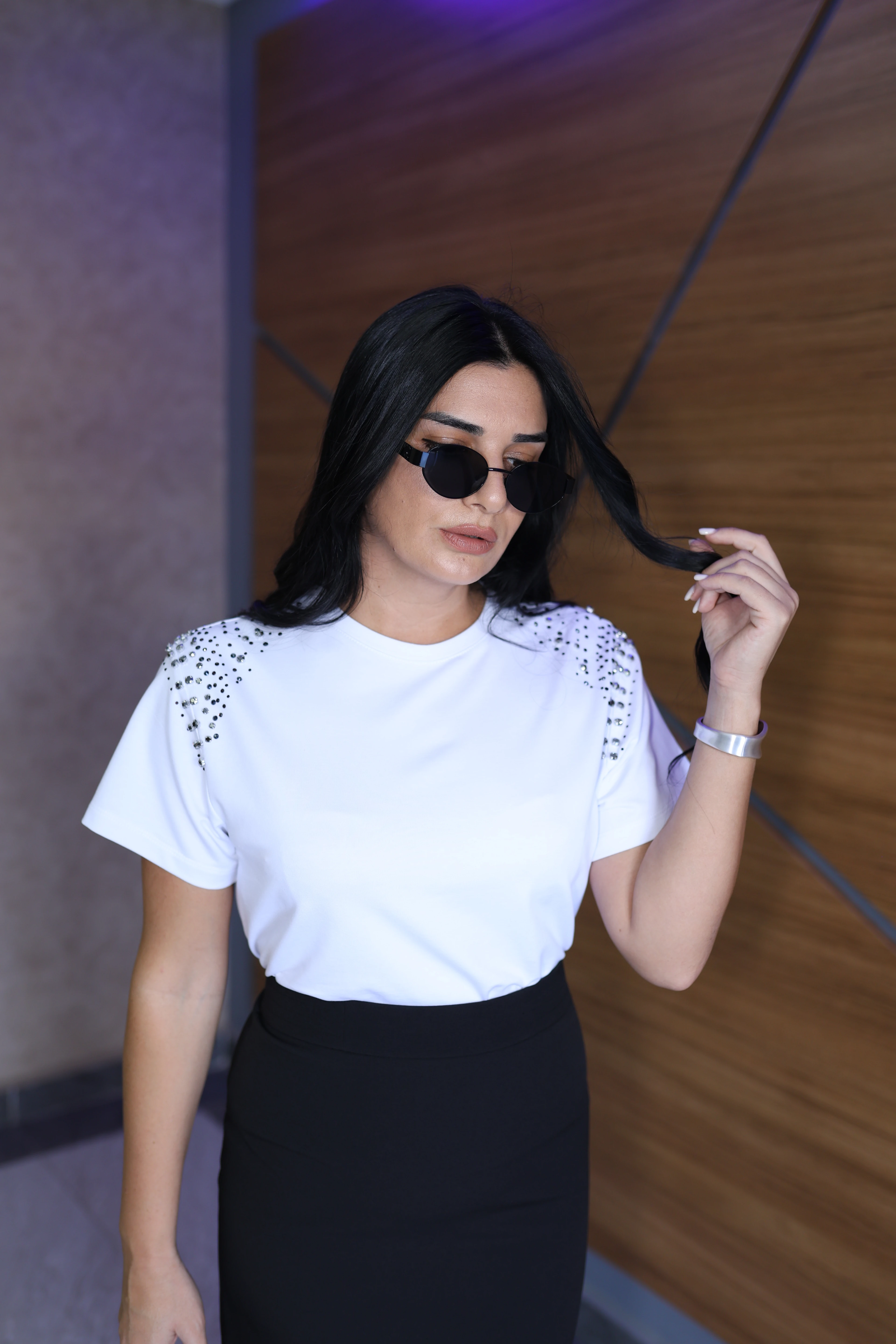 Beyaz Taş Detaylı T-shırt