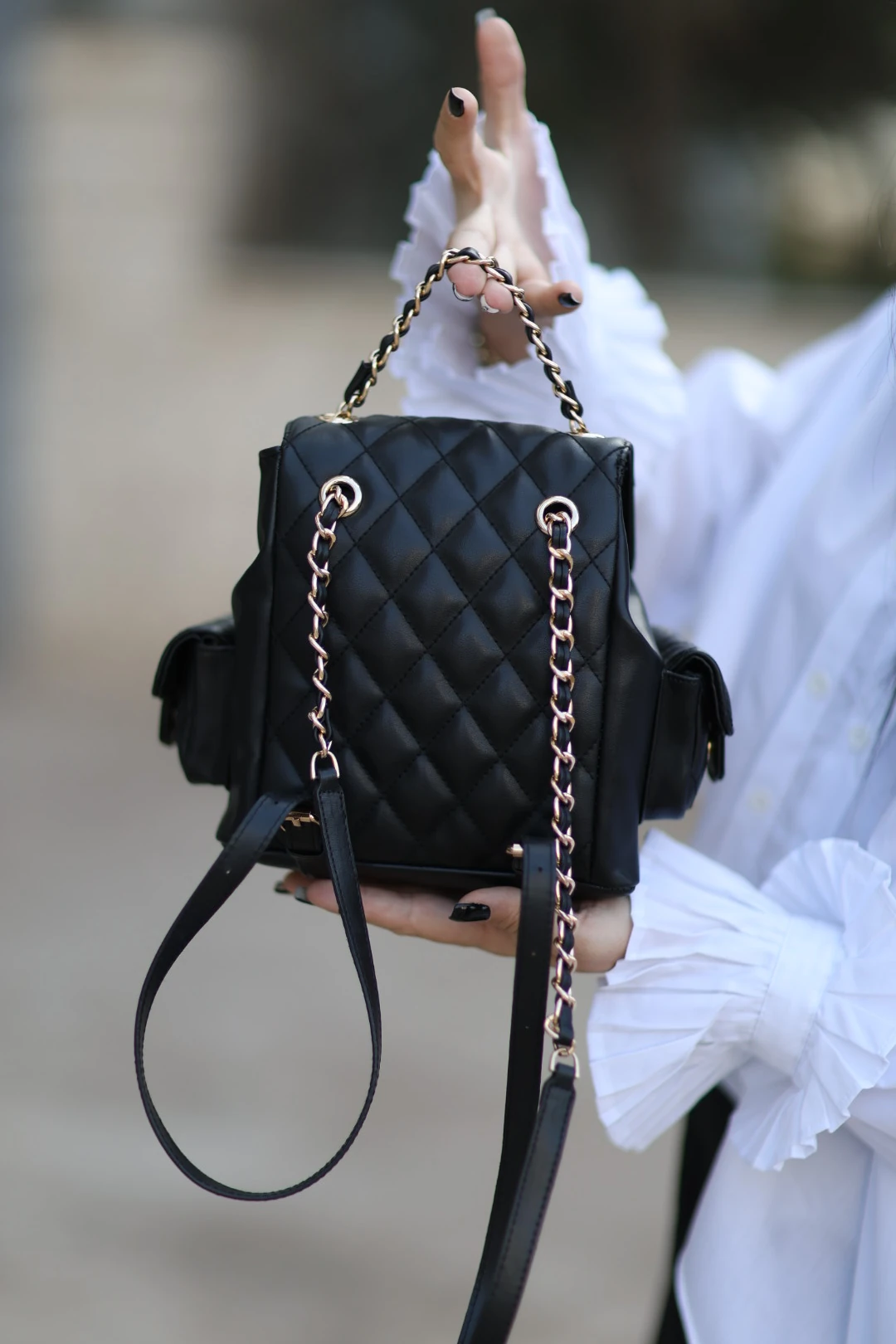 Gold Detaylı Doğal Deri Tasarım Çanta-Siyah