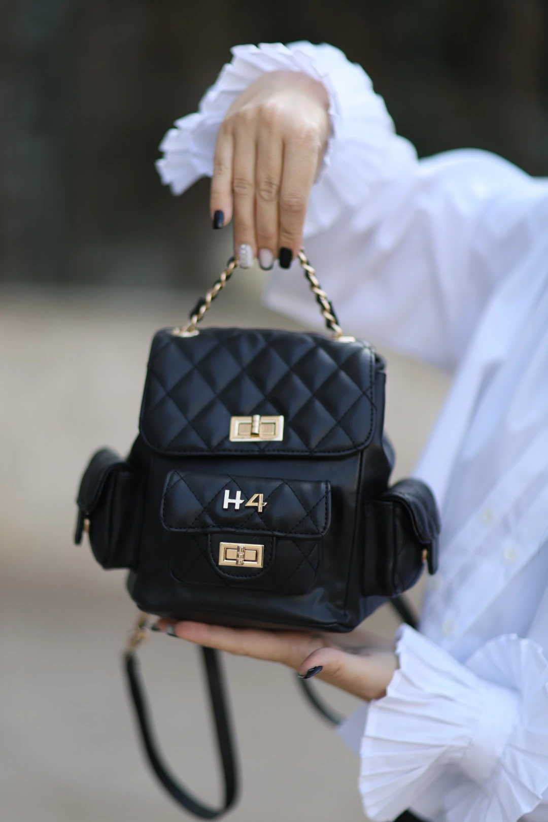 Gold Detaylı Doğal Deri Tasarım Çanta-Siyah