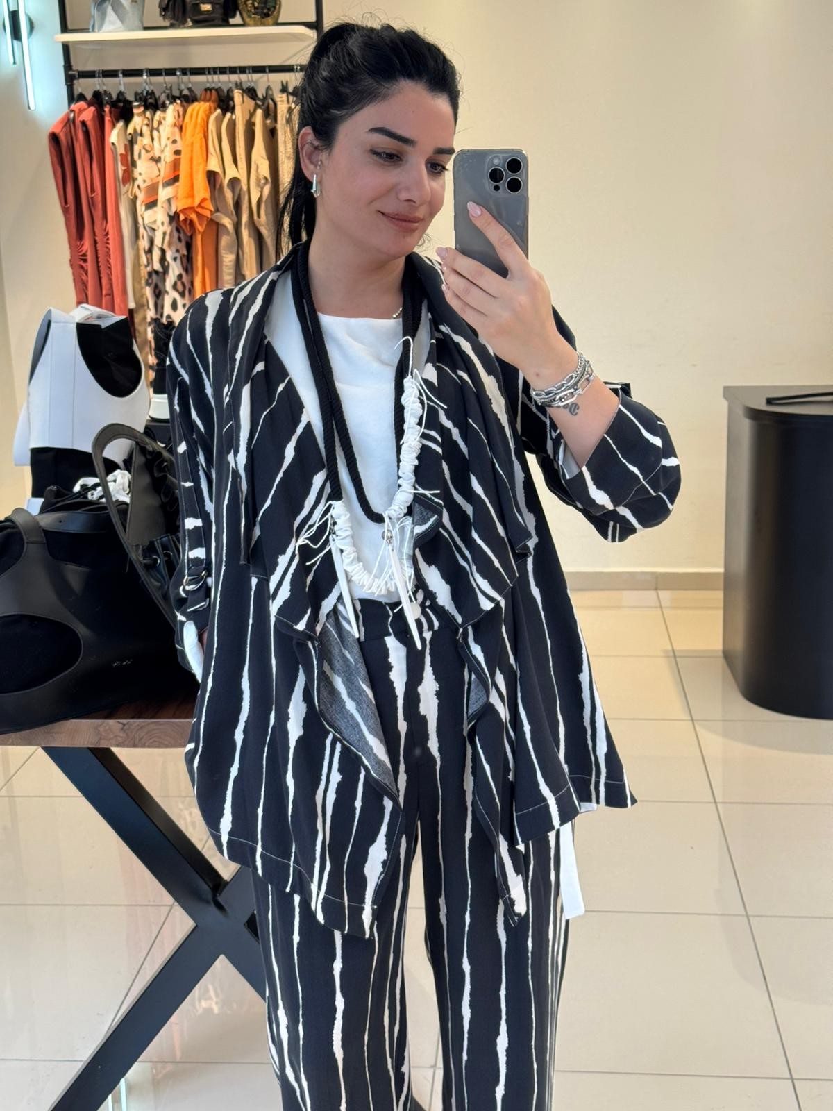 Siyah Çizgi Desen Kolyeli Ceket-Pantolon Takım