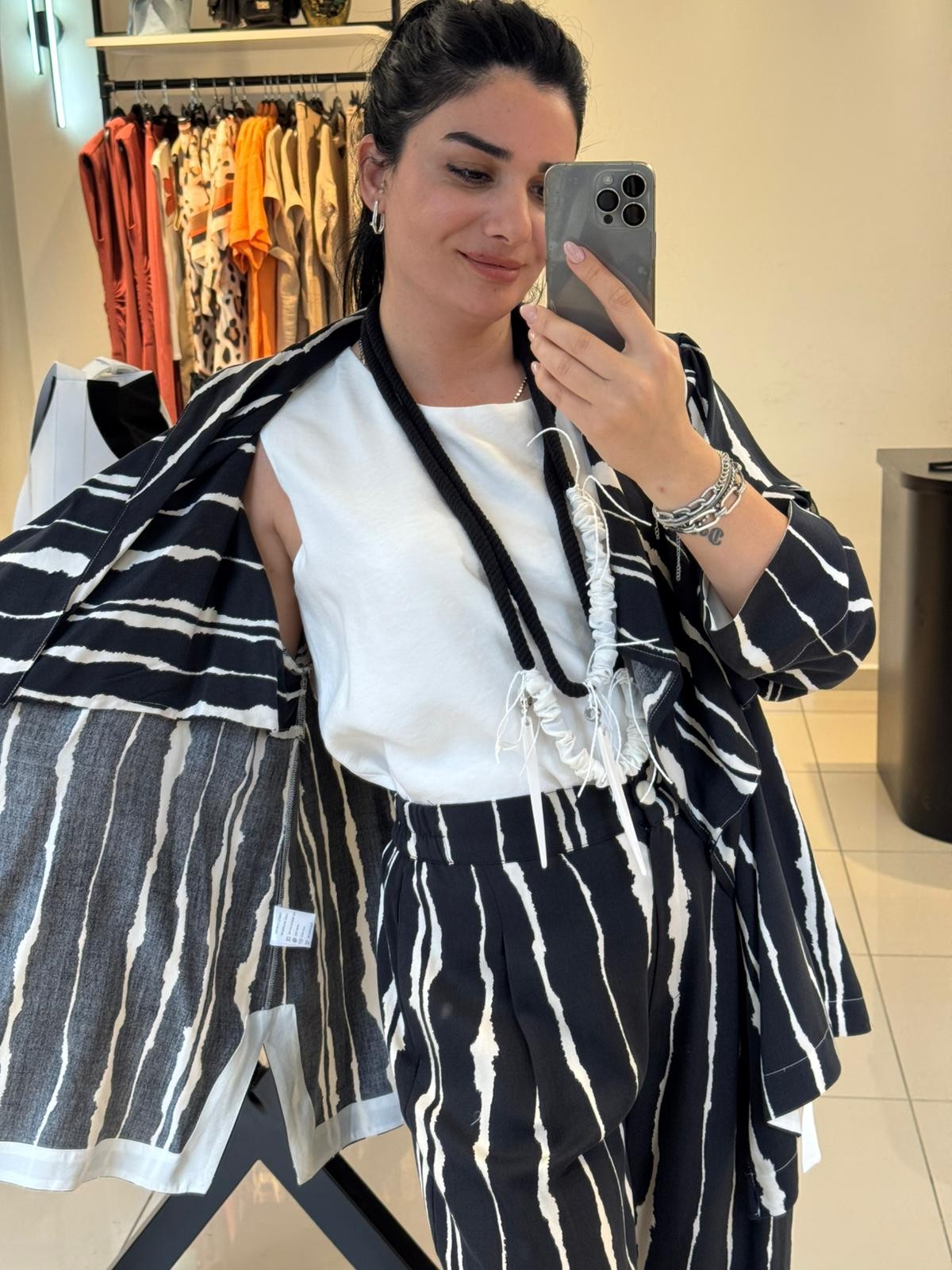 Siyah Çizgi Desen Kolyeli Ceket-Pantolon Takım