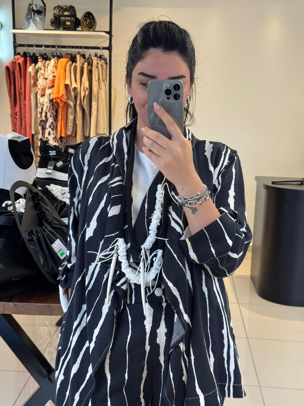 Siyah Çizgi Desen Kolyeli Ceket-Pantolon Takım