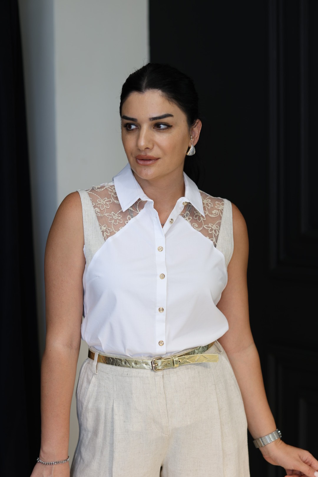 Beyaz Kolsuz Garnili Gömlek 