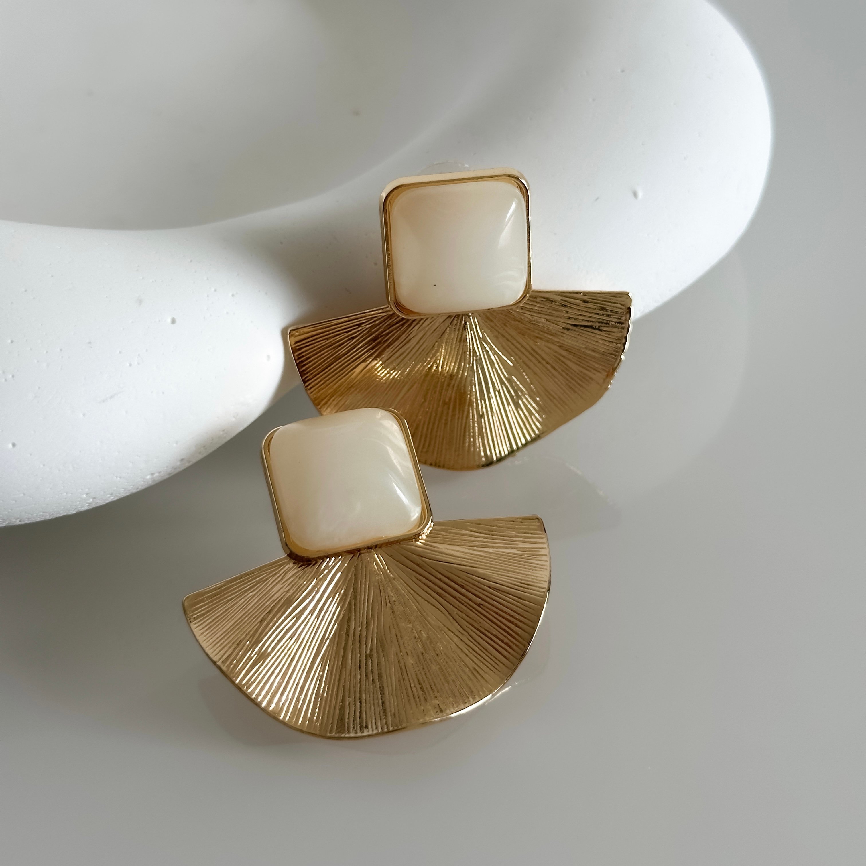 Krem Kare Taşlı Gold Yelpaze Küpe 