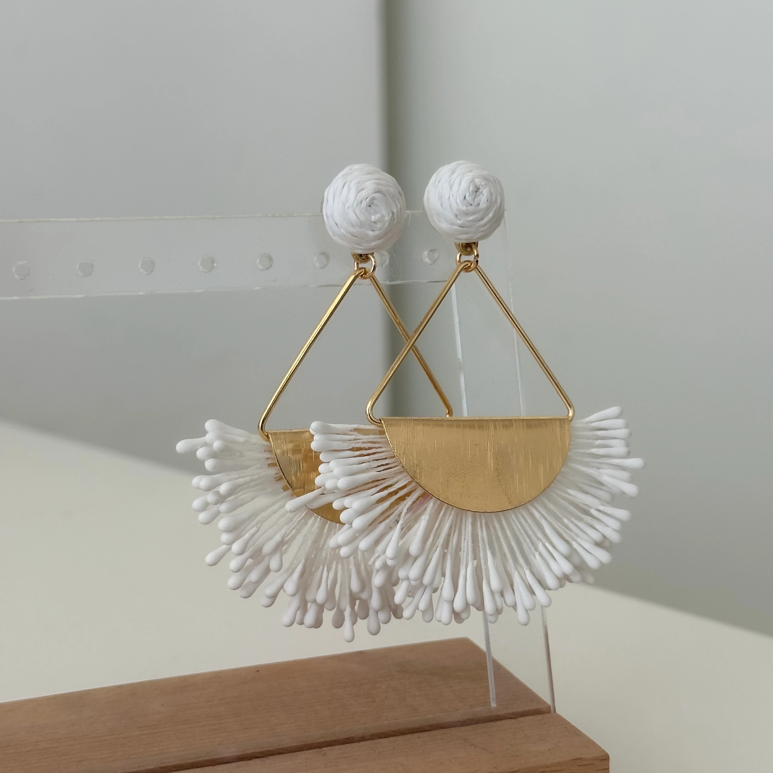 Beyaz Saçaklı Gold Küpe 