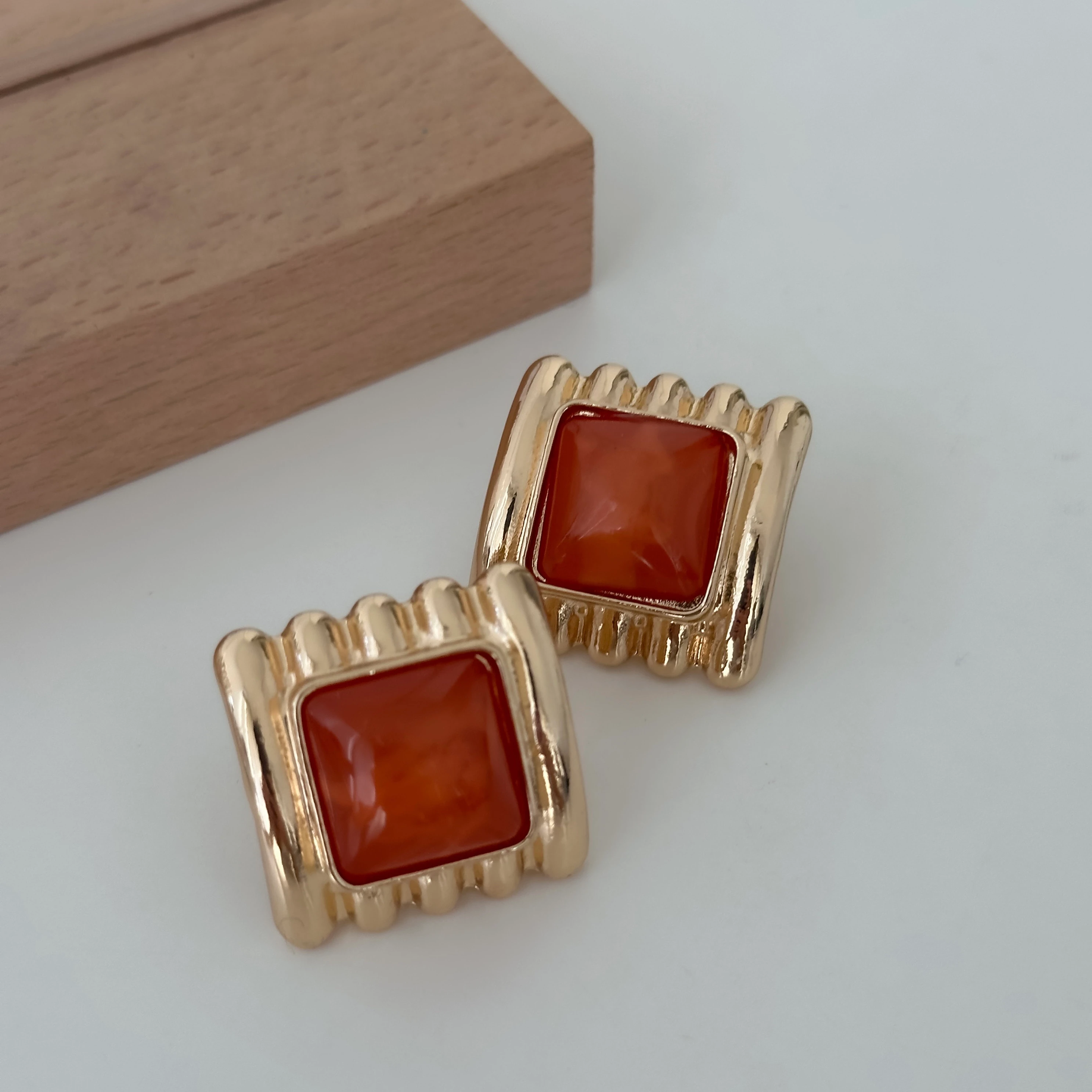 Turuncu Dolgulu Kare Vintage Gold Küpe 