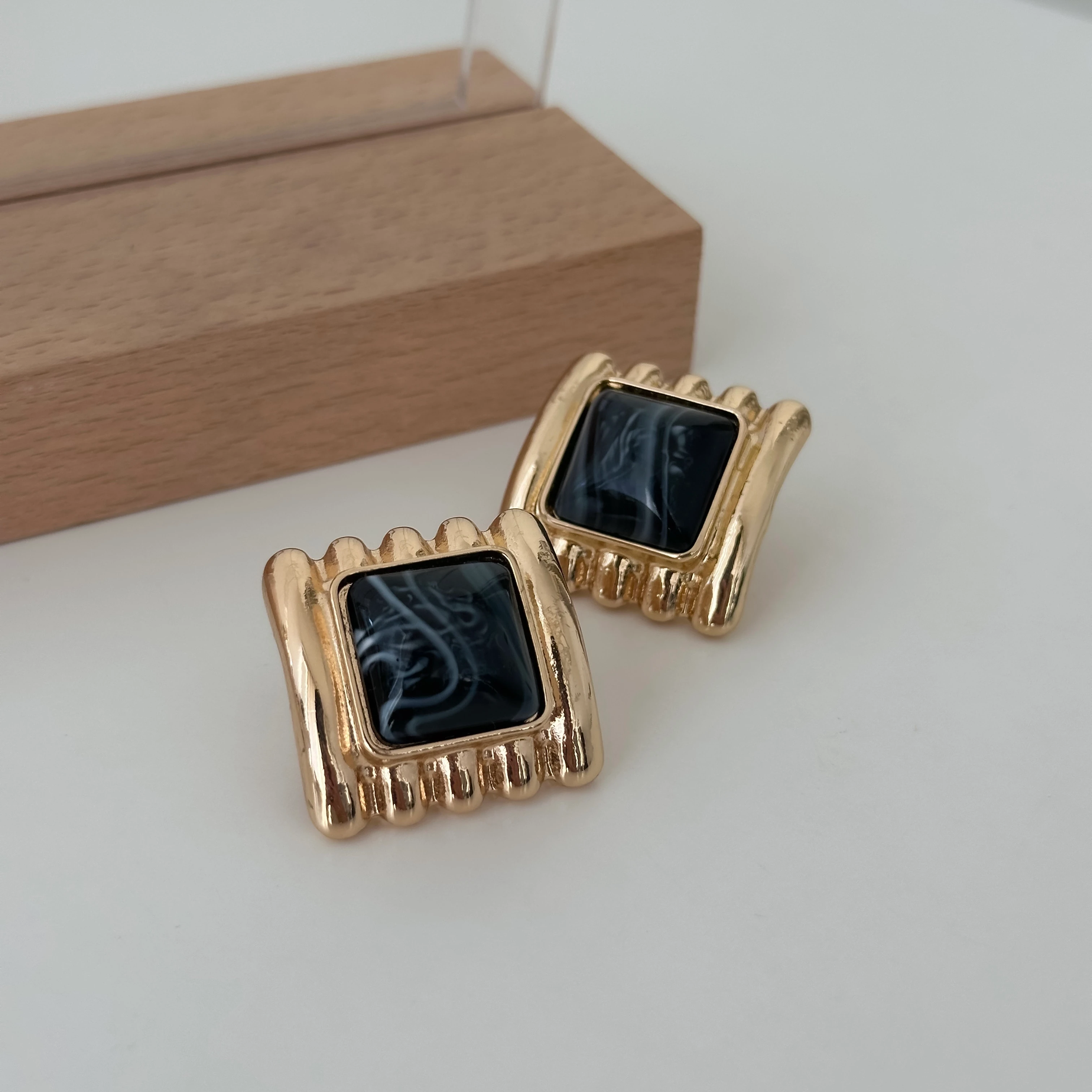 Siyah Dolgulu Kare Vintage Gold Küpe 