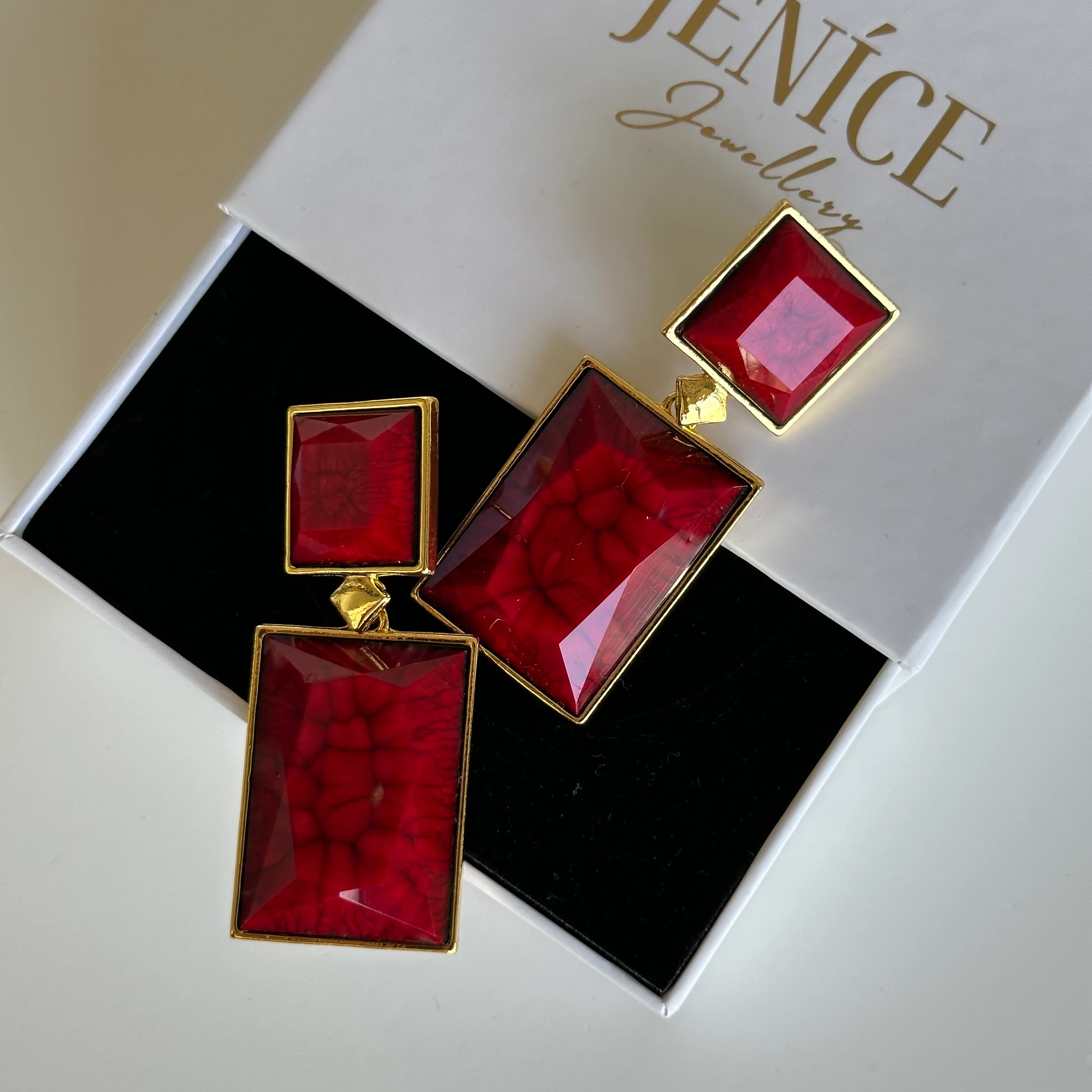 ZRA Model Kırmızı Dolgulu Küpe