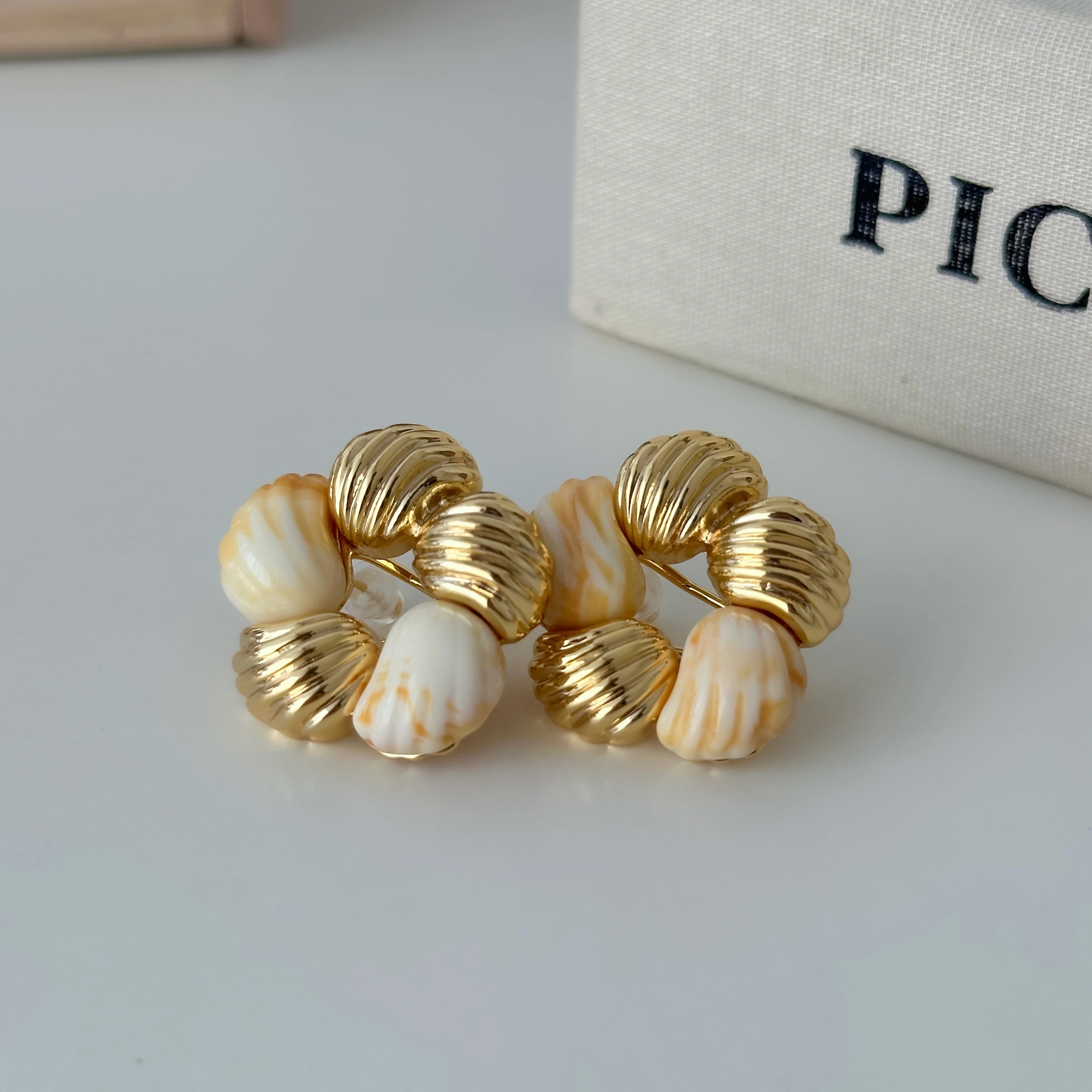 Krem Gold Çiçek Küpe 