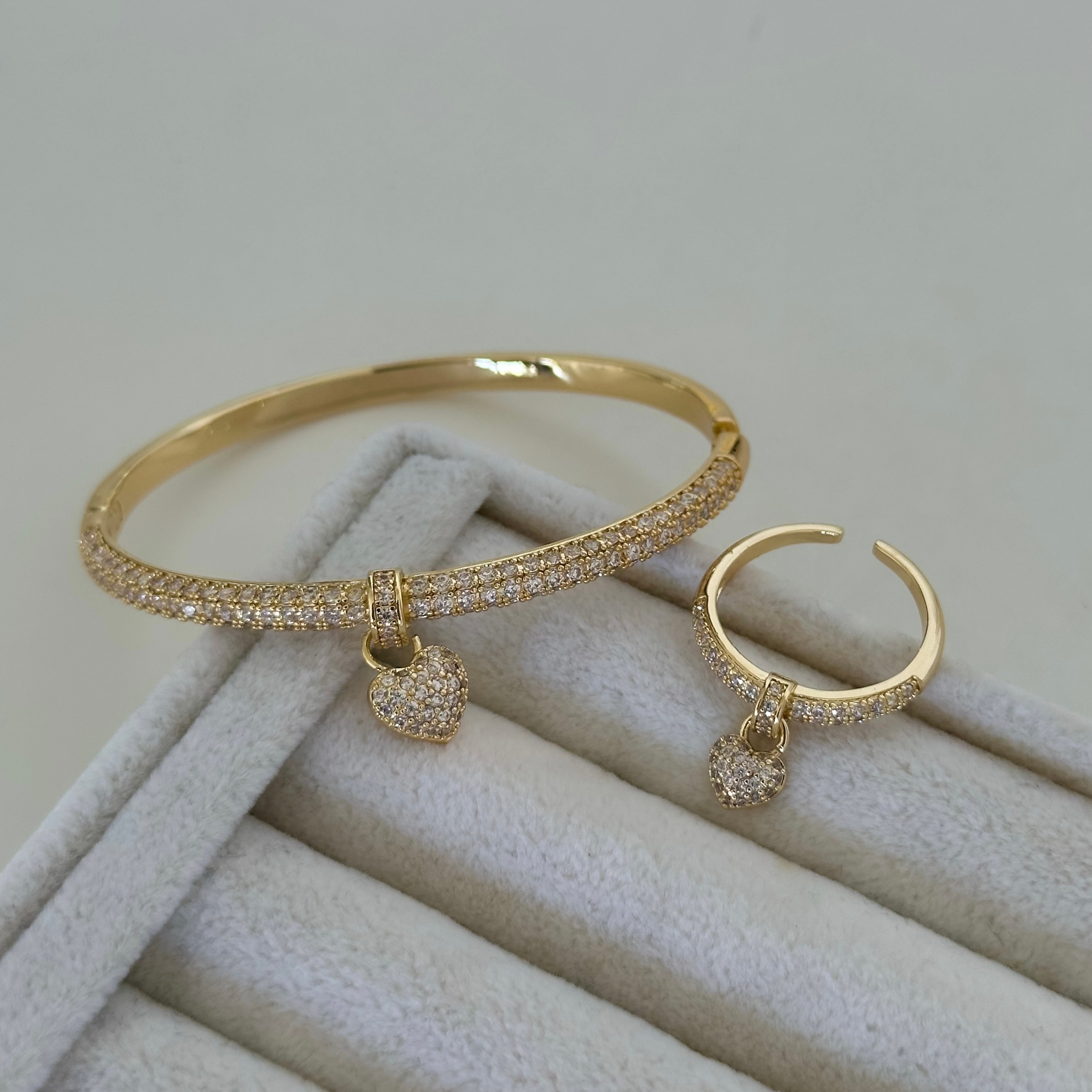Kalp Charmlı Zirkon Taşlı Gold Yüzük